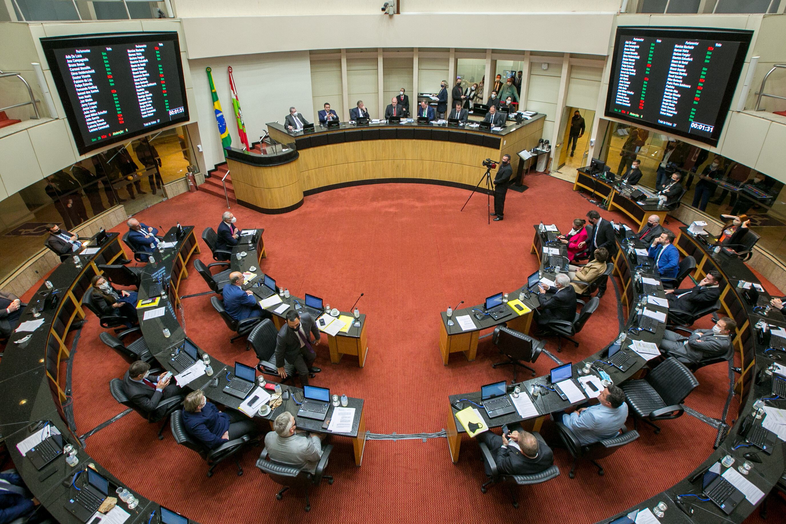 Fim da janela partidária altera composição de bancadas da Assembleia