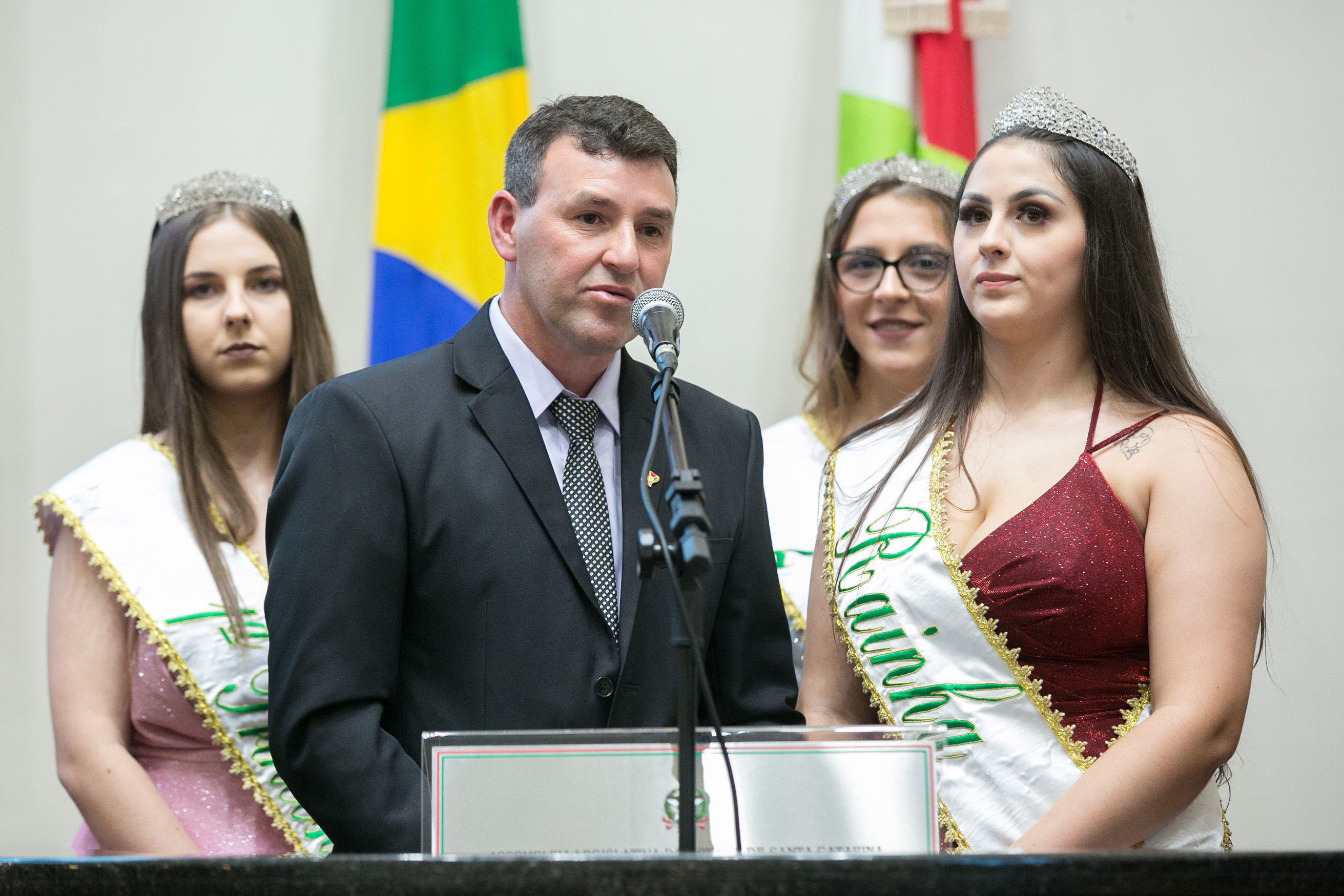 Prefeito de Abdon Batista, Jadir Luiz de Souza e realeza da 4ª Expo Abdon
