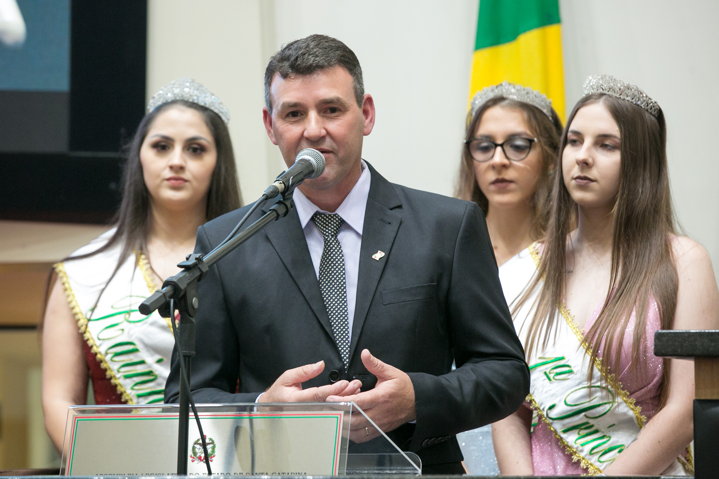 Prefeito de Abdon Batista, Jadir Luiz de Souza e realeza da 4ª Expo Abdon