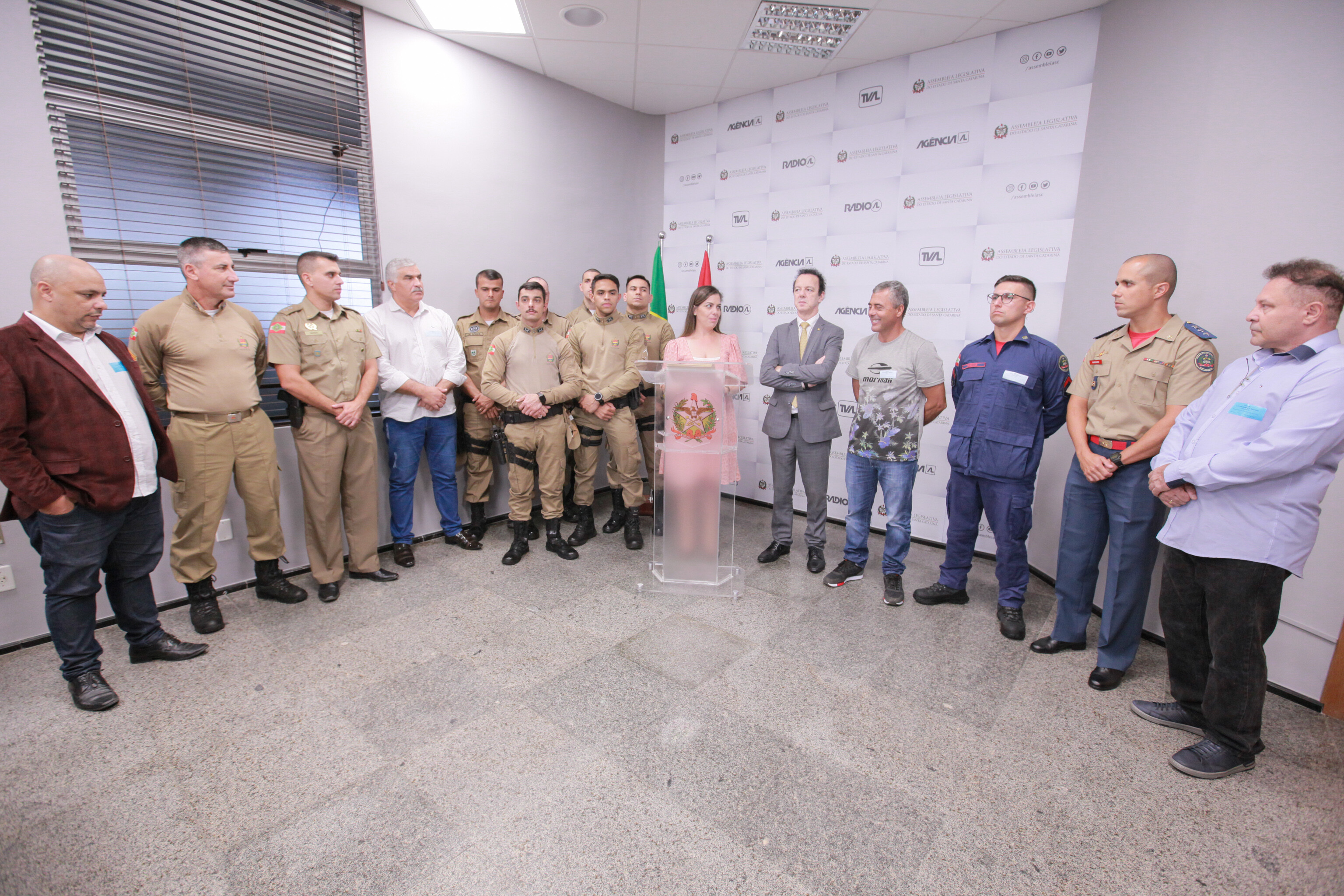 Moções de aplauso homenageiam soldados da PM e dos Bombeiros