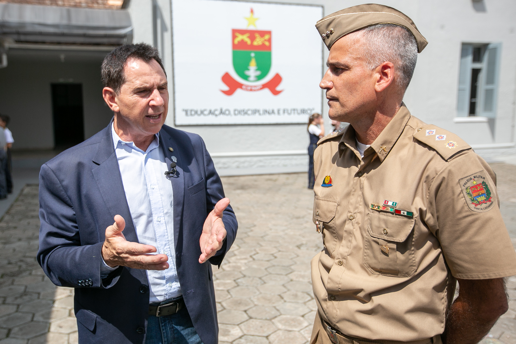 Deputado Coronel Mocellin (Republicanos) e diretor do Colégio Policial Militar Feliciano Nunes Pires, major Márcio Jean Ricardo
