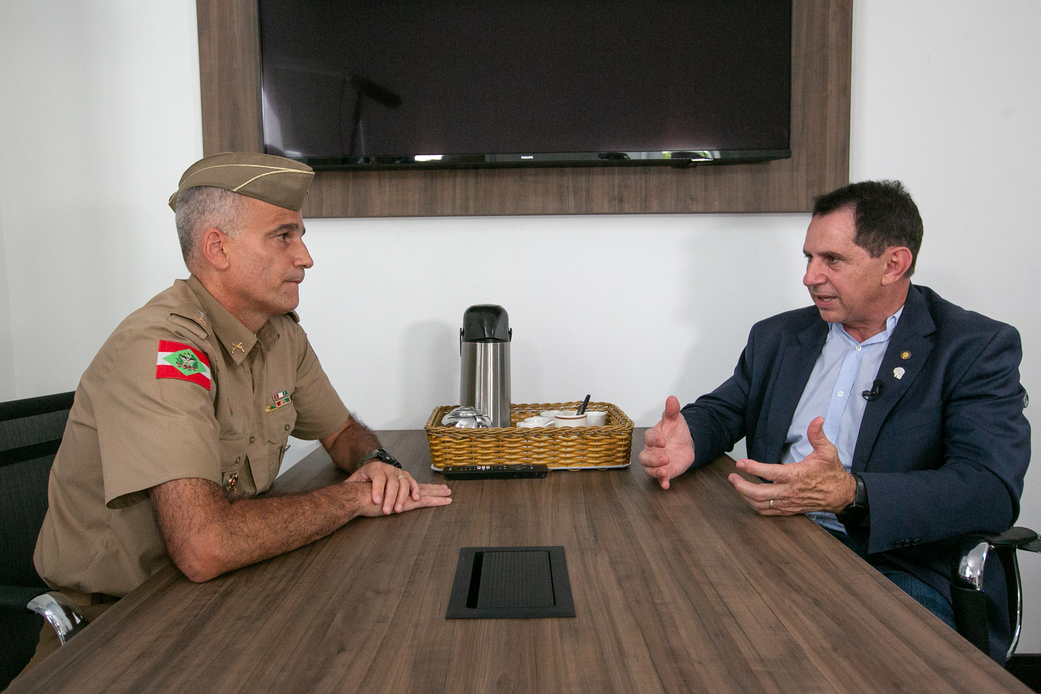 Deputado Coronel Mocellin (Republicanos) e diretor do Colégio Policial Militar Feliciano Nunes Pires, major Márcio Jean Ricardo