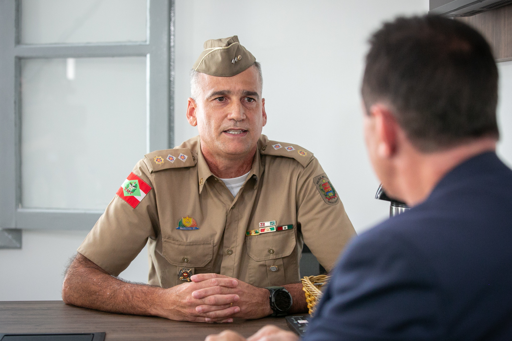 Deputado Coronel Mocellin (Republicanos) e diretor do Colégio Policial Militar Feliciano Nunes Pires, major Márcio Jean Ricardo