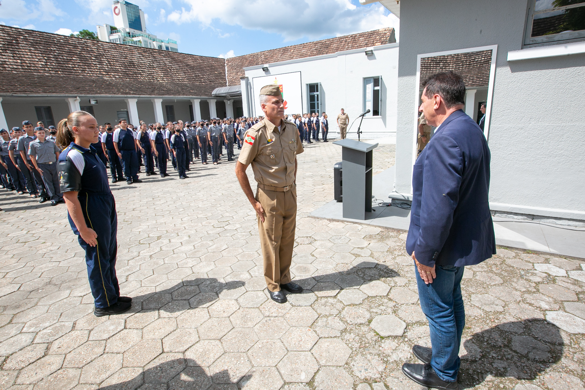 Deputado Coronel Mocellin (Republicanos) e diretor do Colégio Policial Militar Feliciano Nunes Pires, major Márcio Jean Ricardo