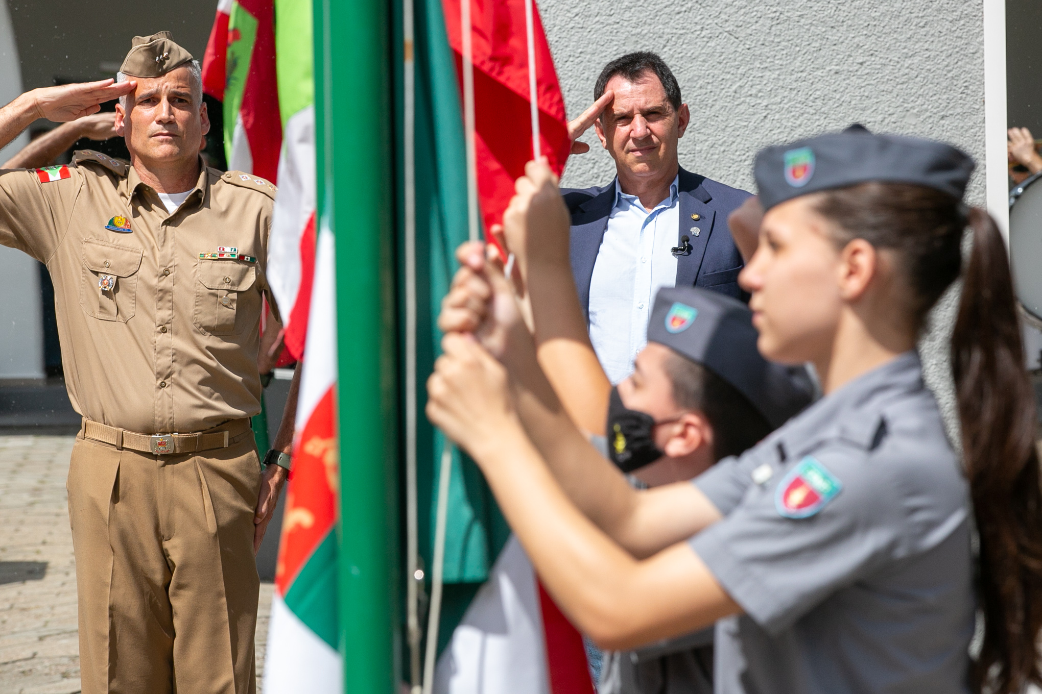 Deputado Coronel Mocellin (Republicanos) e diretor do Colégio Policial Militar Feliciano Nunes Pires, major Márcio Jean Ricardo