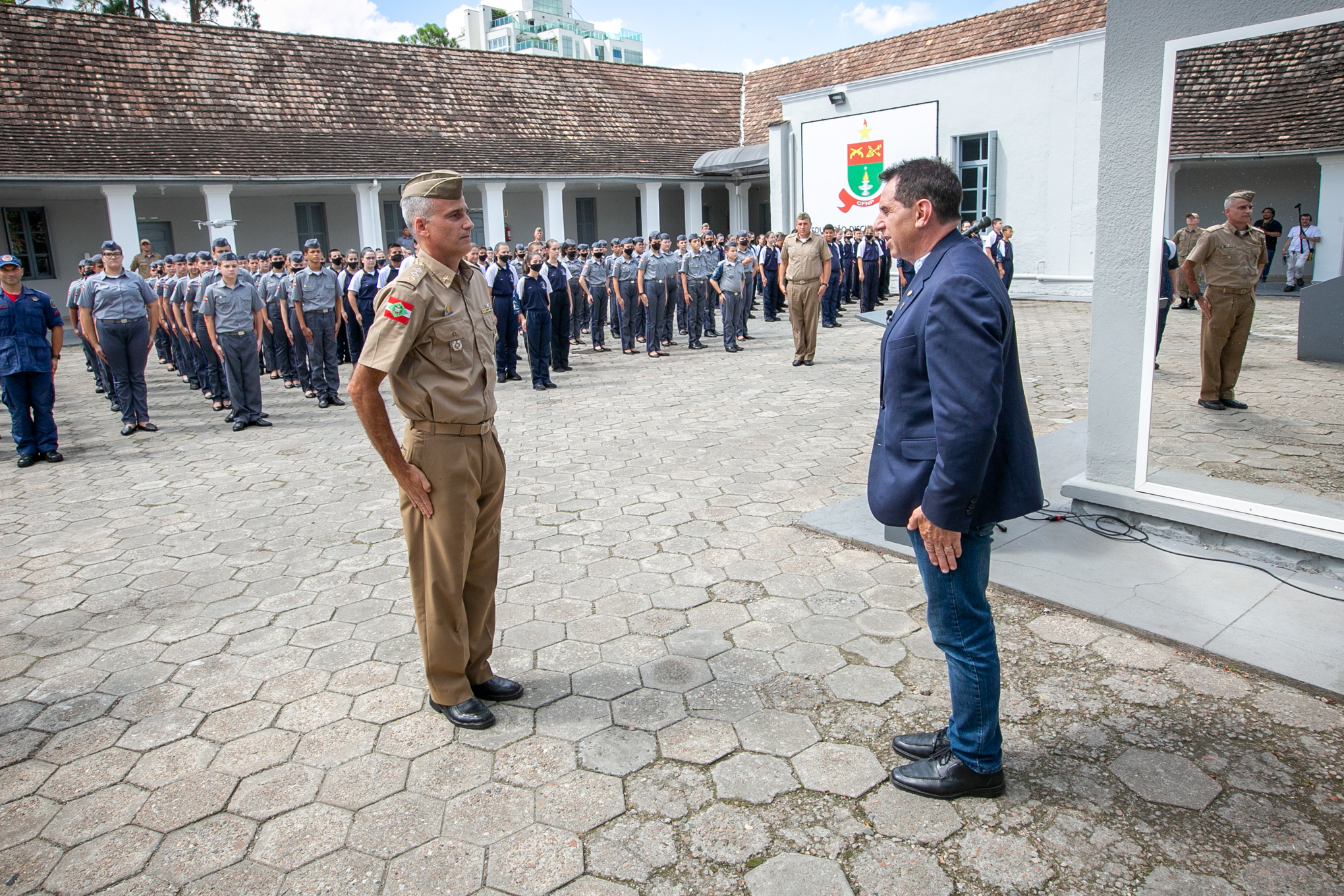 Deputado Coronel Mocellin (Republicanos) e diretor do Colégio Policial Militar Feliciano Nunes Pires, major Márcio Jean Ricardo