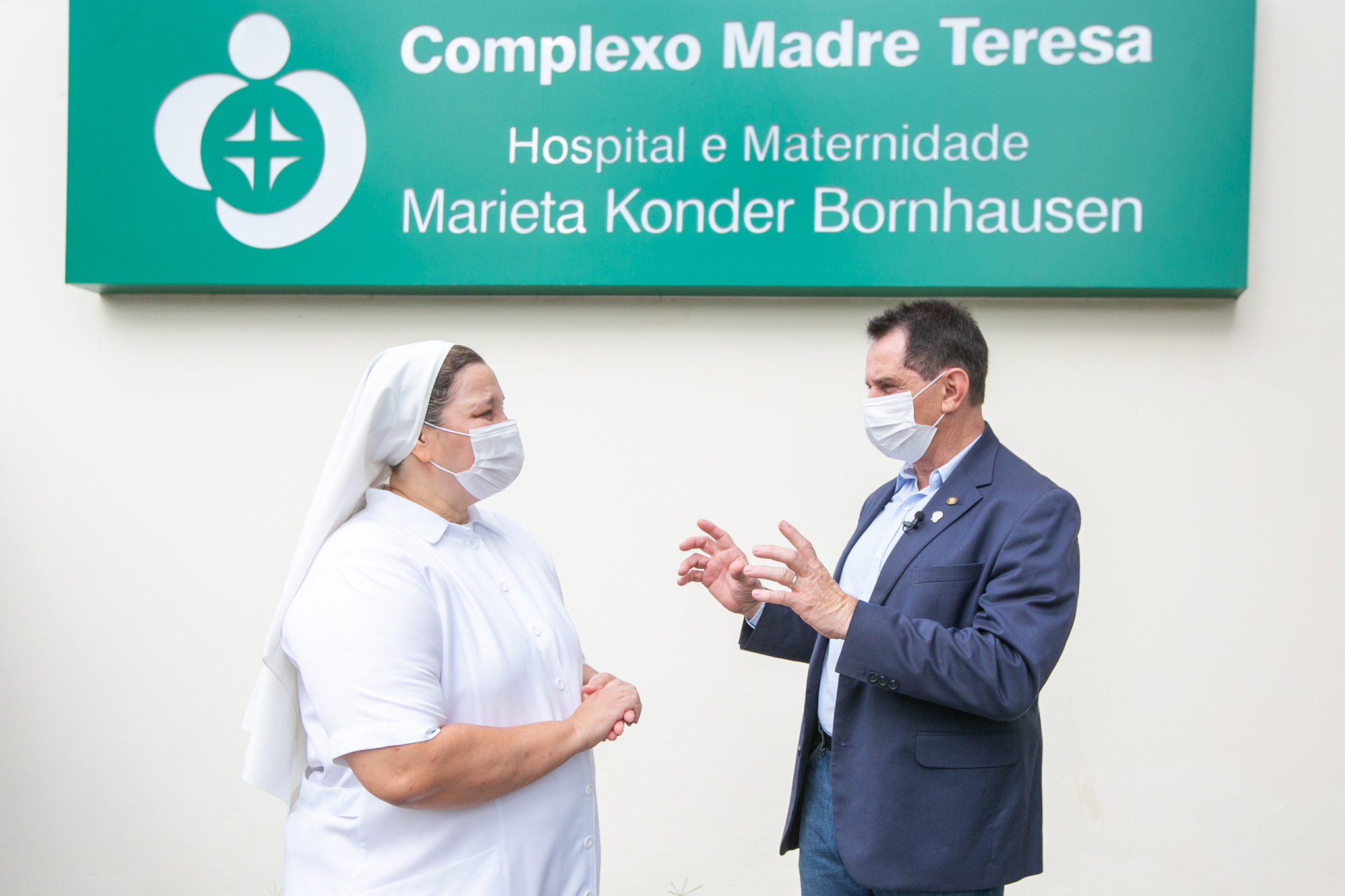 Deputado Coronel Mocellin (Republicanos) e diretora geral do Hospital e Maternidade Marieta Konder Bornhausen, irmã Mércia Lemos