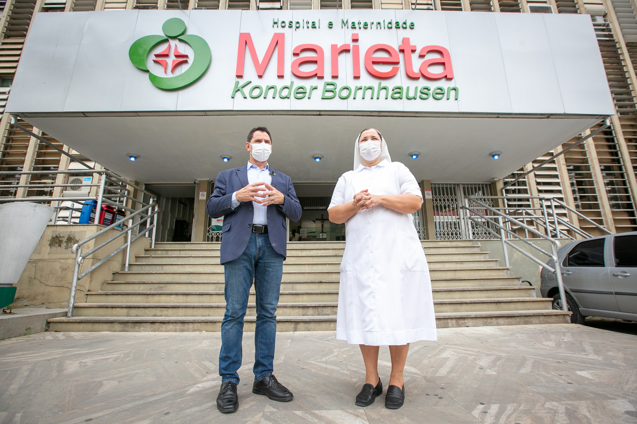 Deputado Coronel Mocellin (Republicanos) e diretora geral do Hospital e Maternidade Marieta Konder Bornhausen, irmã Mércia Lemos