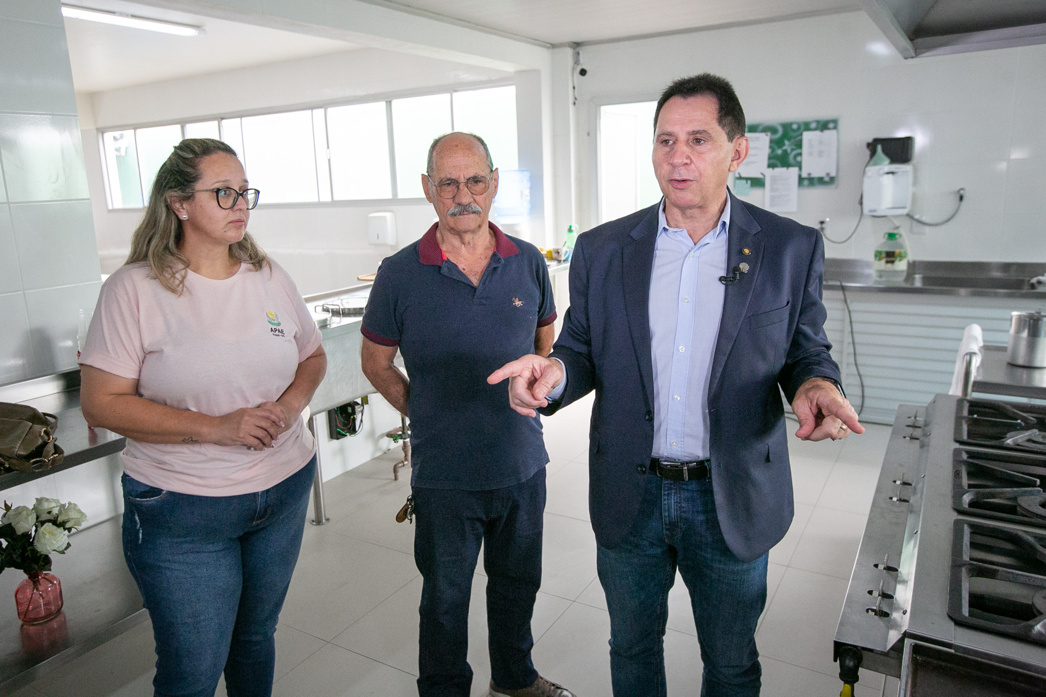 Deputado Coronel Mocellin (Republicanos), presidente da Apae de Itajaí, Israel de Azevedo e diretora Daniele Miranda