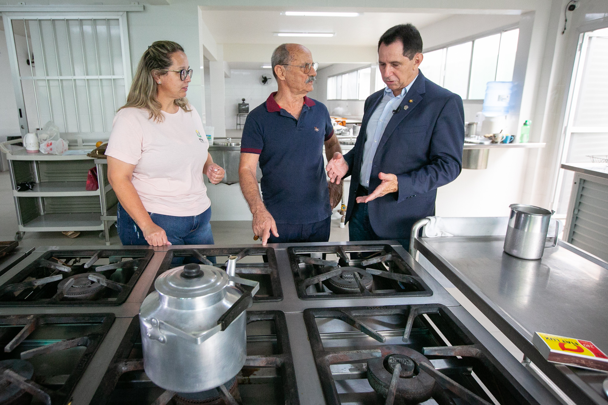 Deputado Coronel Mocellin (Republicanos), presidente da Apae de Itajaí, Israel de Azevedo e diretora Daniele Miranda