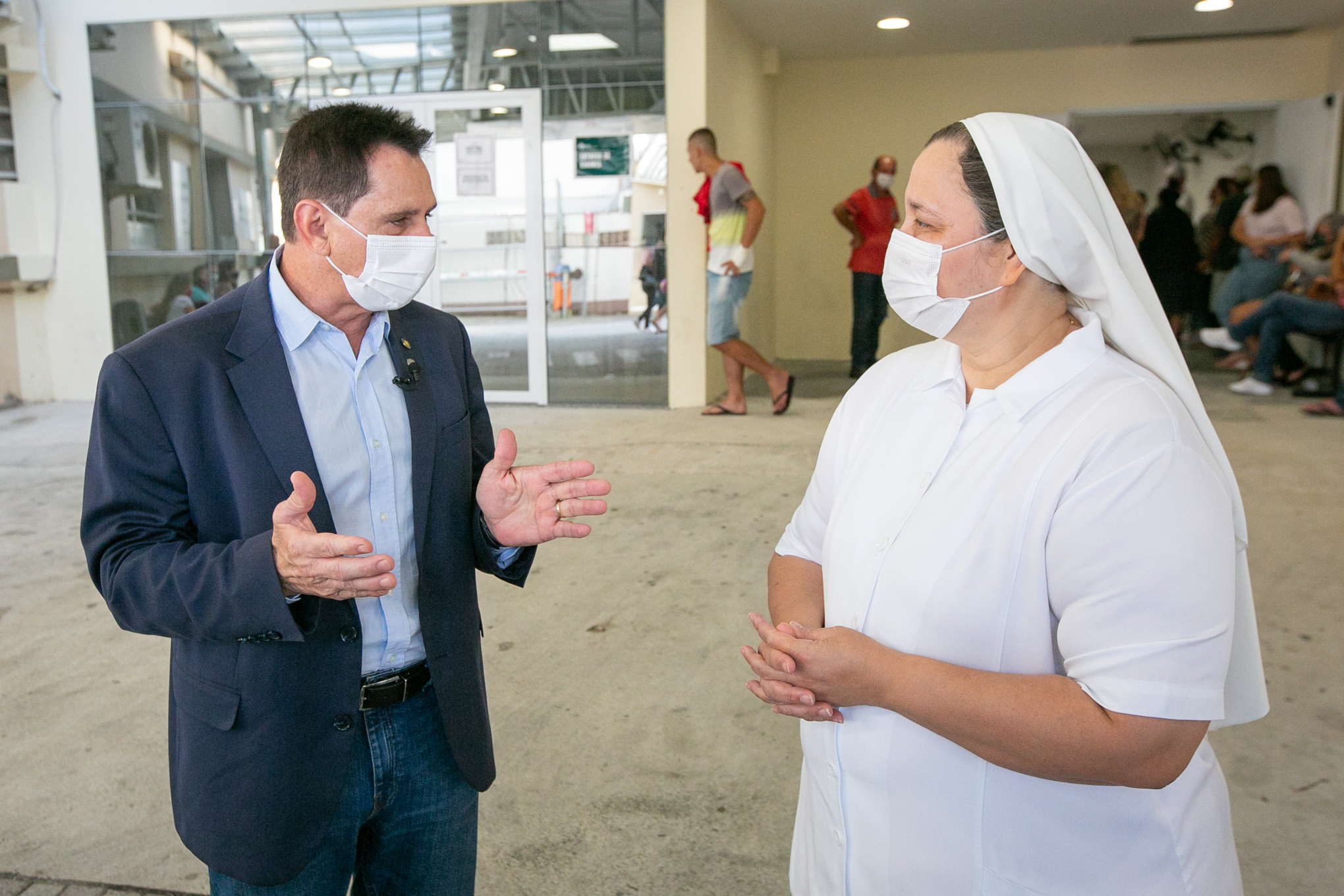 Deputado Coronel Mocellin (Republicanos) e diretora geral do Hospital e Maternidade Marieta Konder Bornhausen, irmã Mércia Lemos