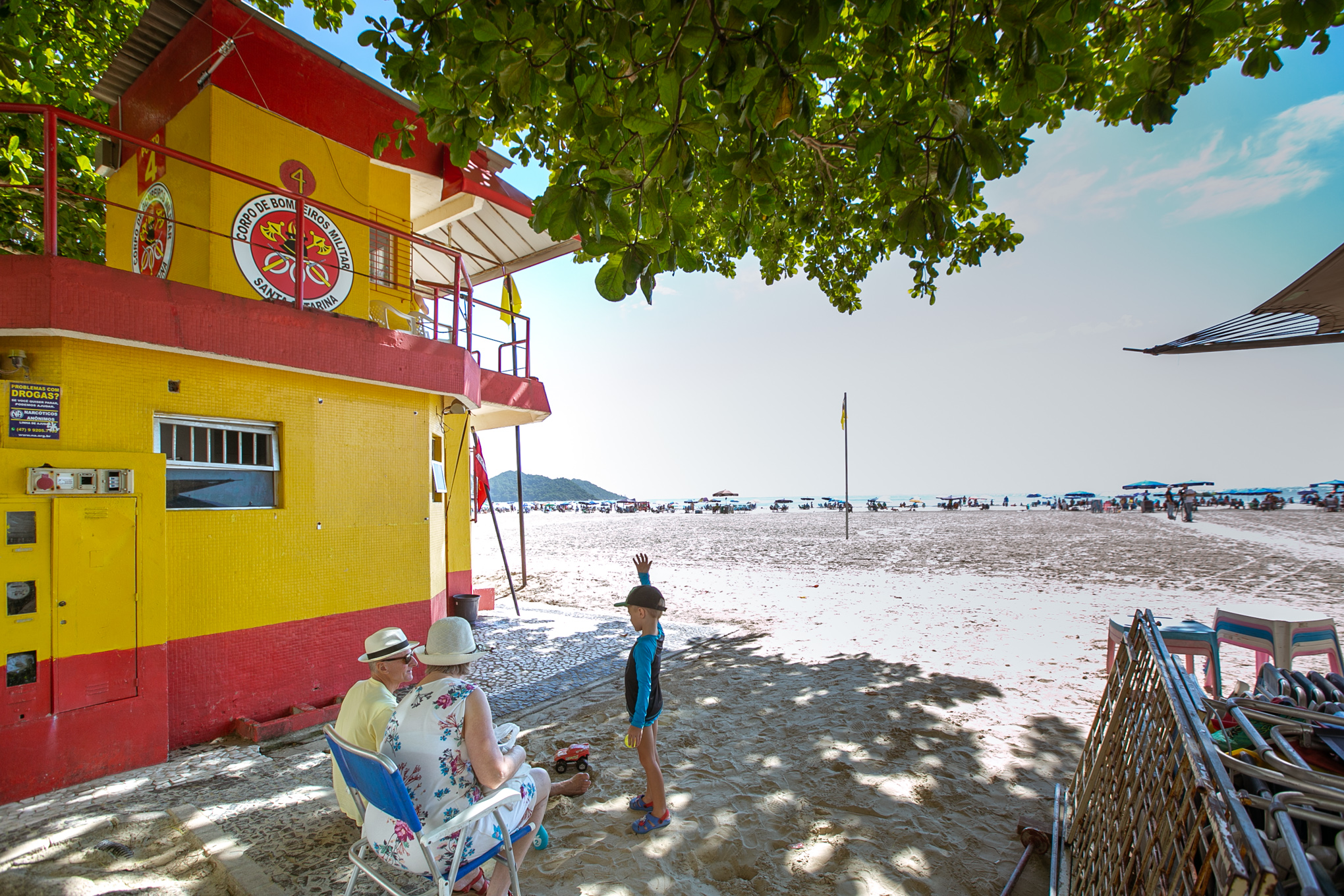 Posto de guarda-vidas na praia Central de Balneário Camboriú
