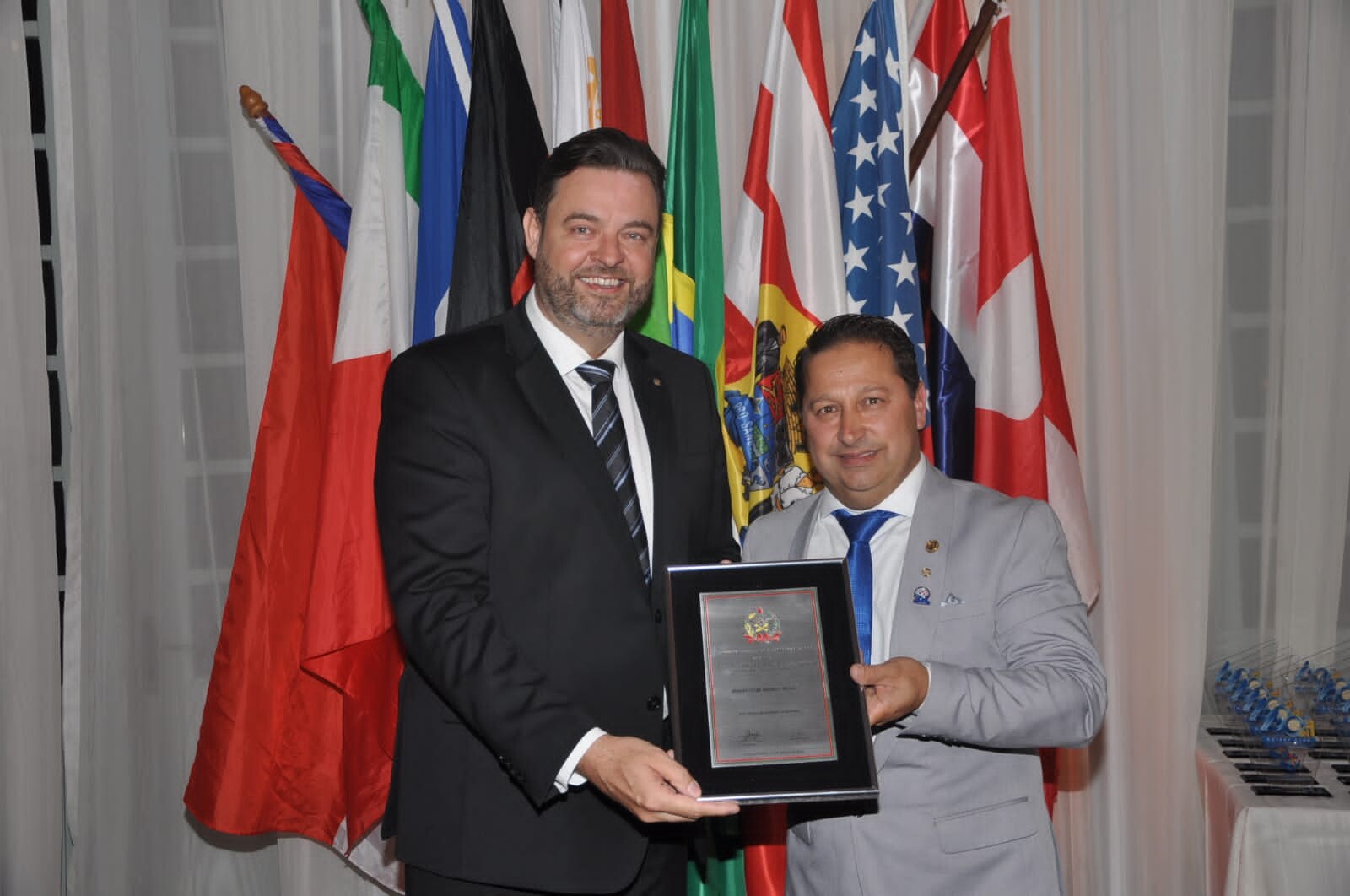 Paulinha presta homenagem aos 40 anos do Rotary Club Hermann Blumenau