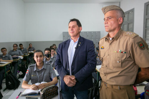 Apoio às escolas cívico-militares em Santa Catarina