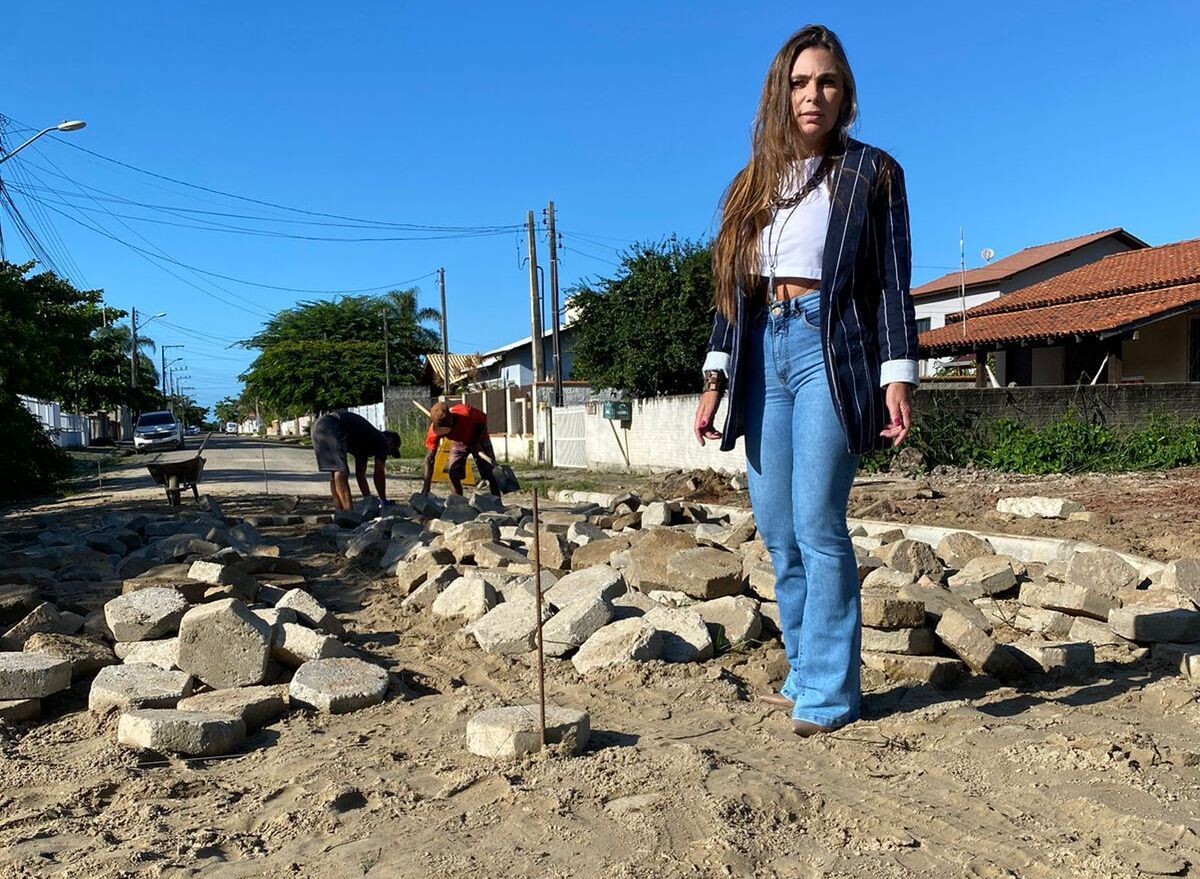 Deputada Paulinha inicia a terça vistoriando obras em Bombinhas