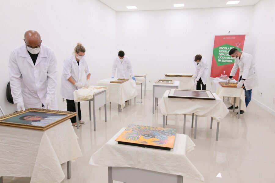 Escola do Legislativo promove curso de conservação de obras de arte