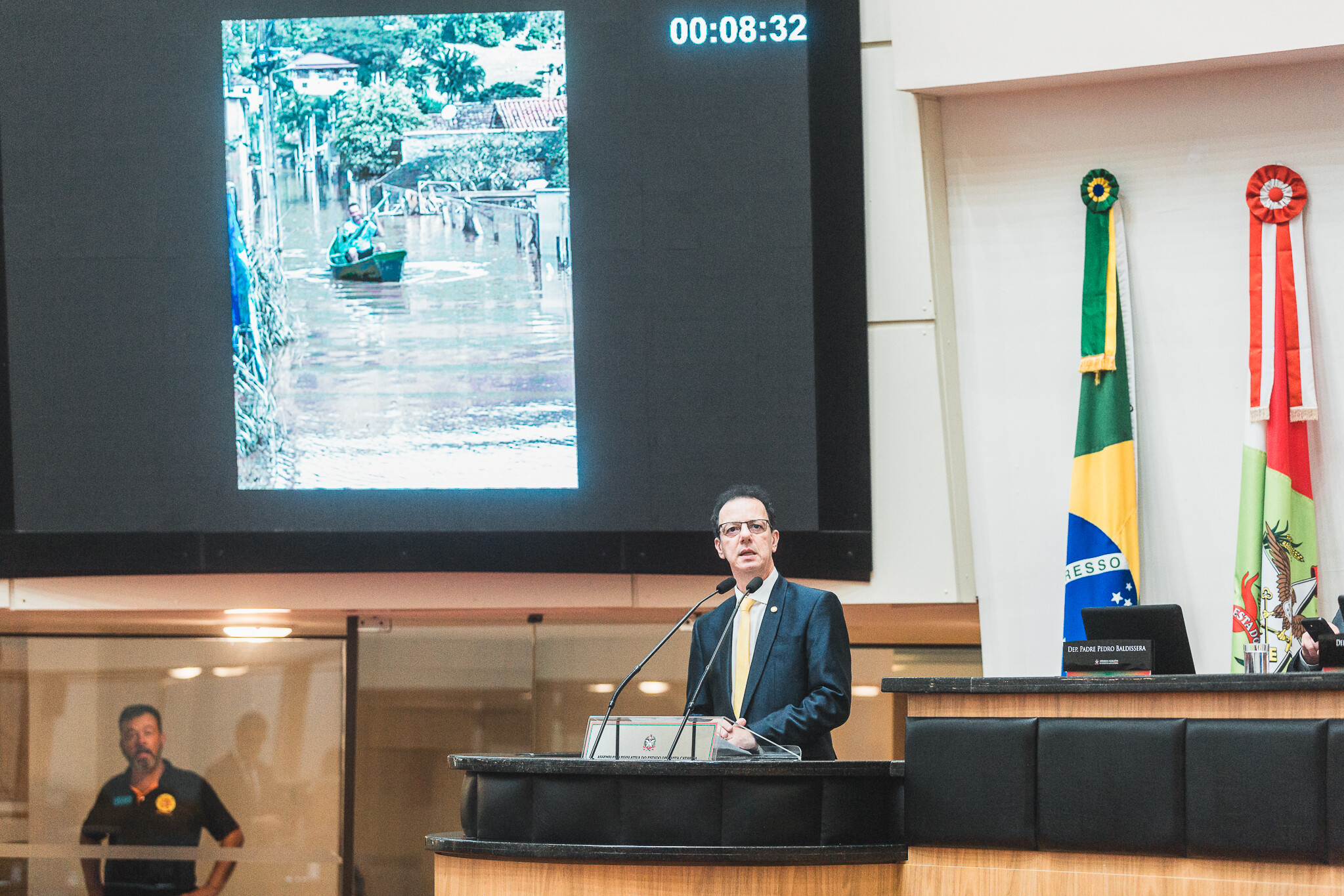 Sessão tem críticas ao sistema de contenção de cheias e à Constituição