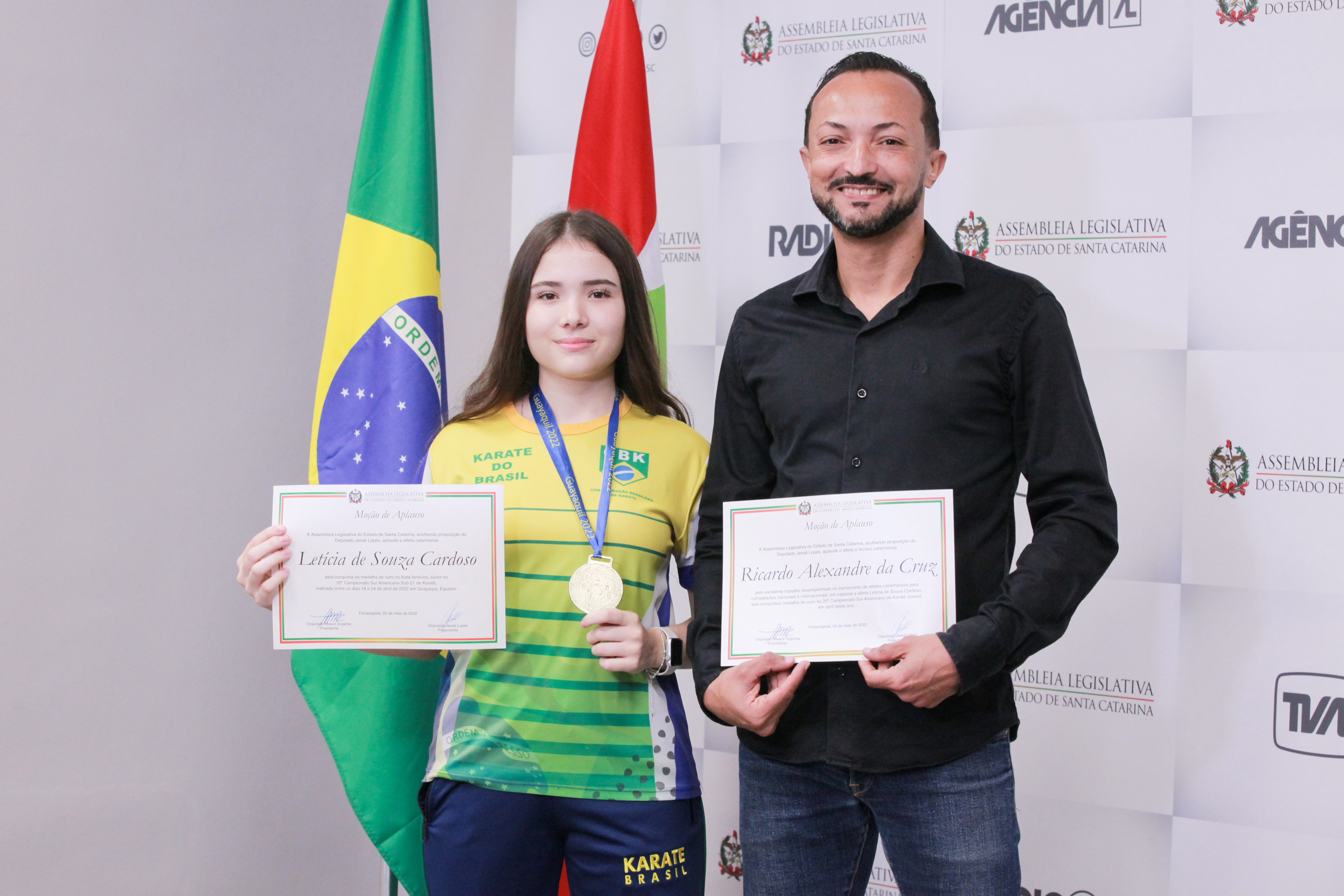 Letícia de Souza Cardoso e o técnico Ricardo Alexandre da Cruz