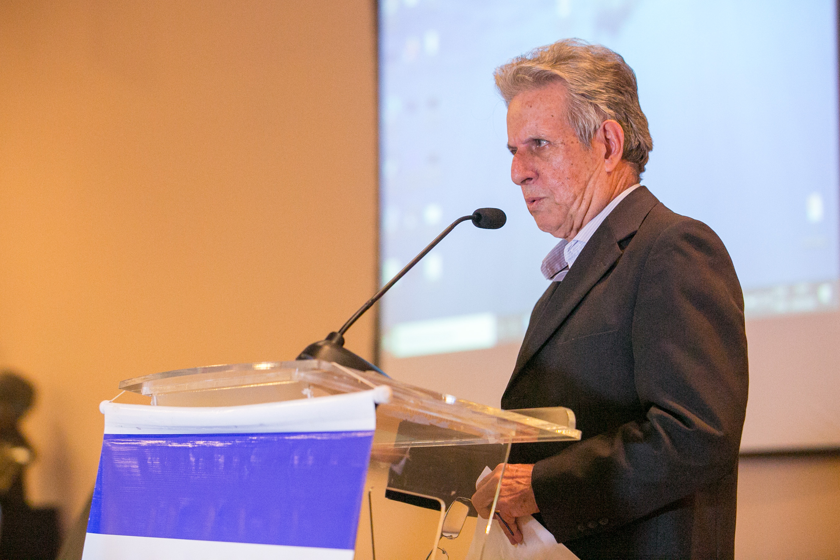 Professor e escritor Silvio Luzardo