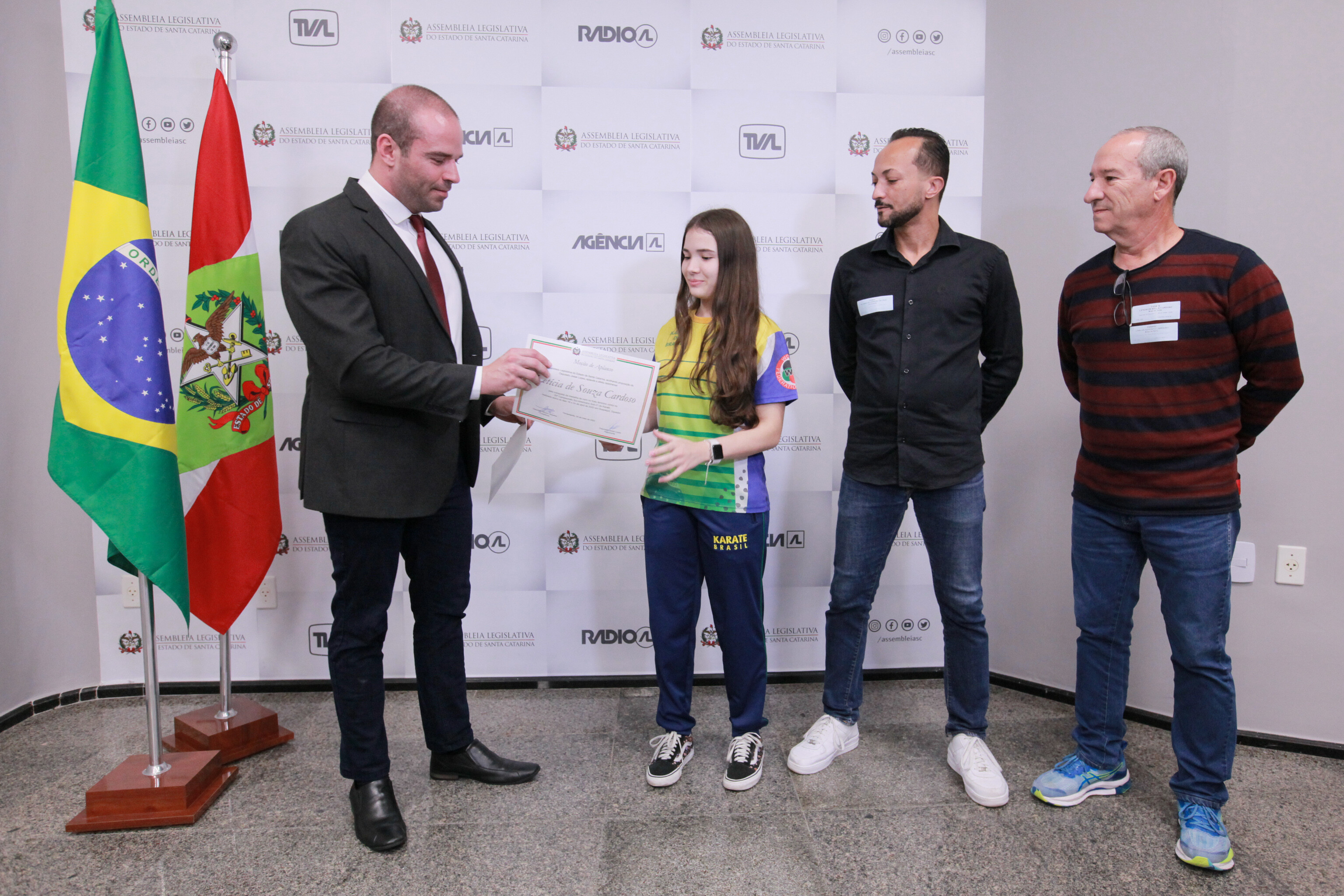 Moção de aplauso destaca atleta de karatê de Braço do Norte e seu treinador