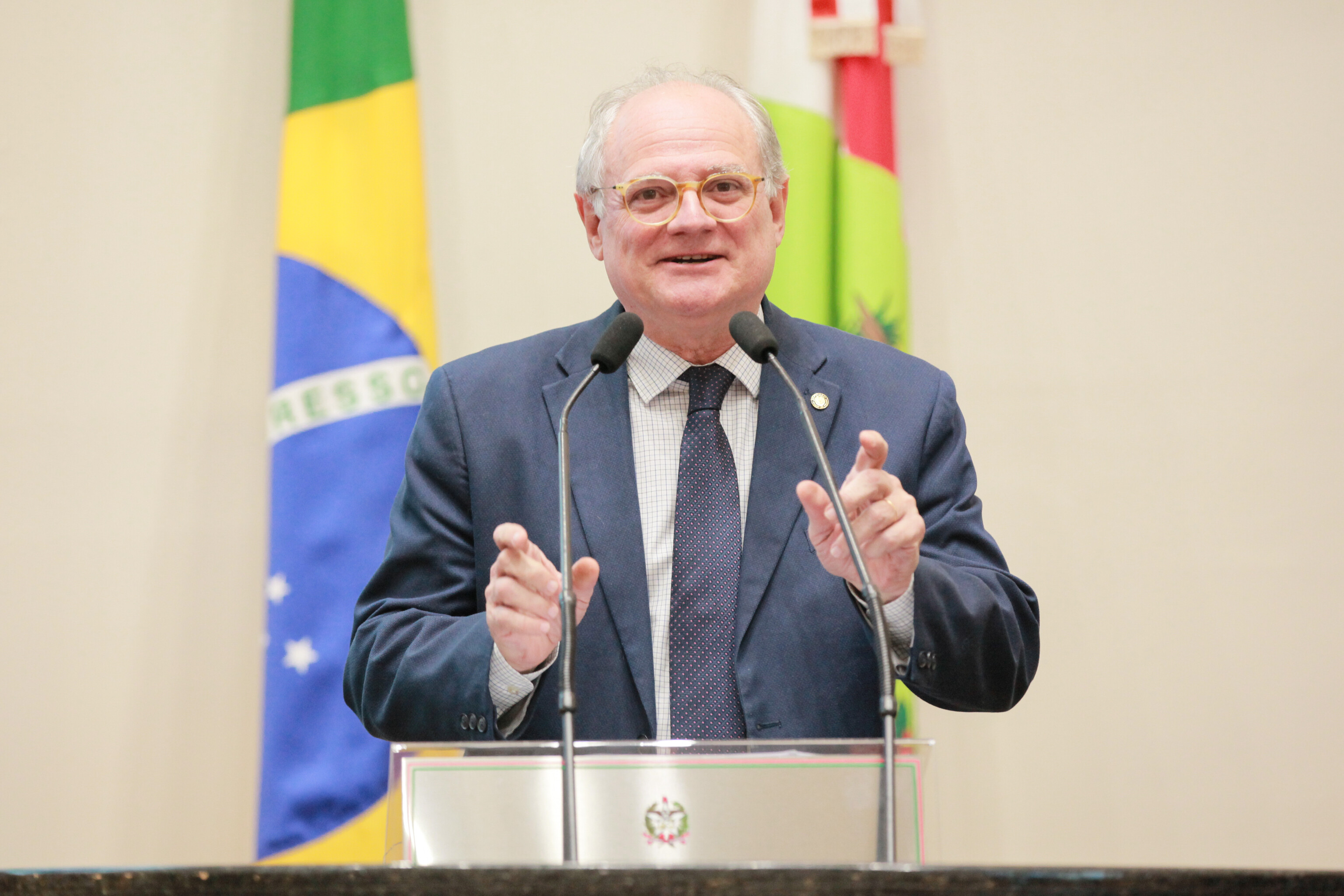 Dr. Vicente Caropreso discursa na tribuna da Alesc