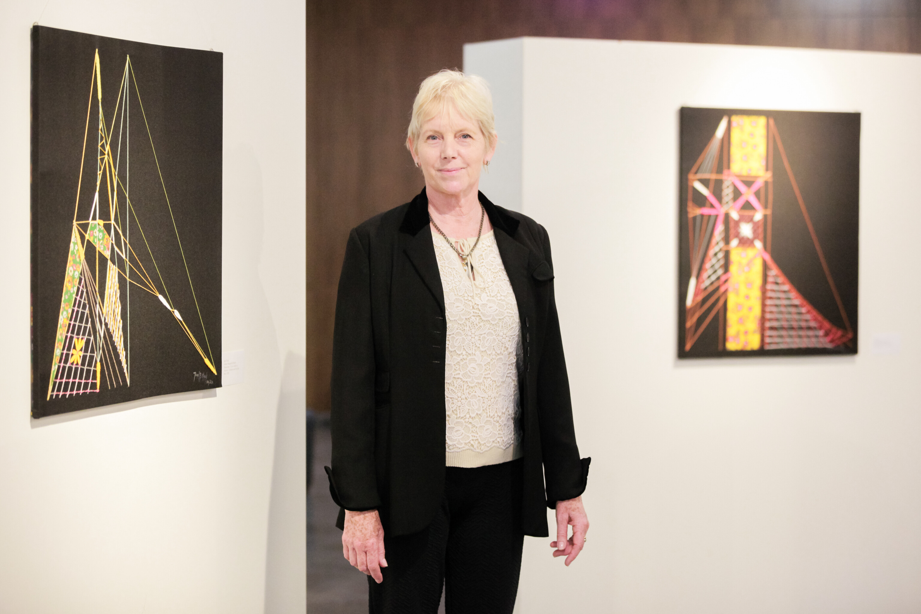Alesc recebe a exposição “Rendeiras”, da artista plástica Raquel Storck