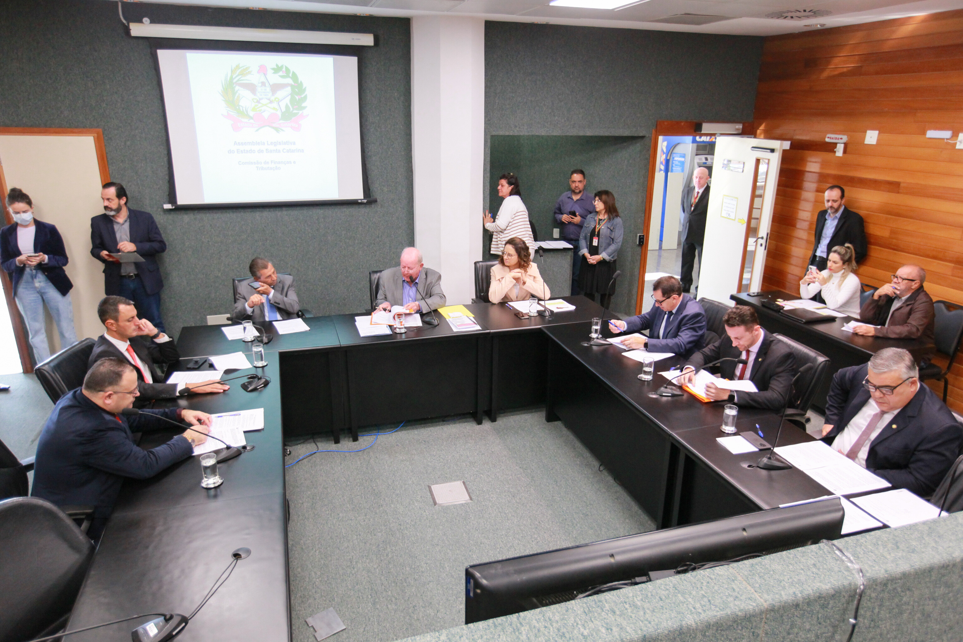 Finanças aprova projetos de saúde e educação