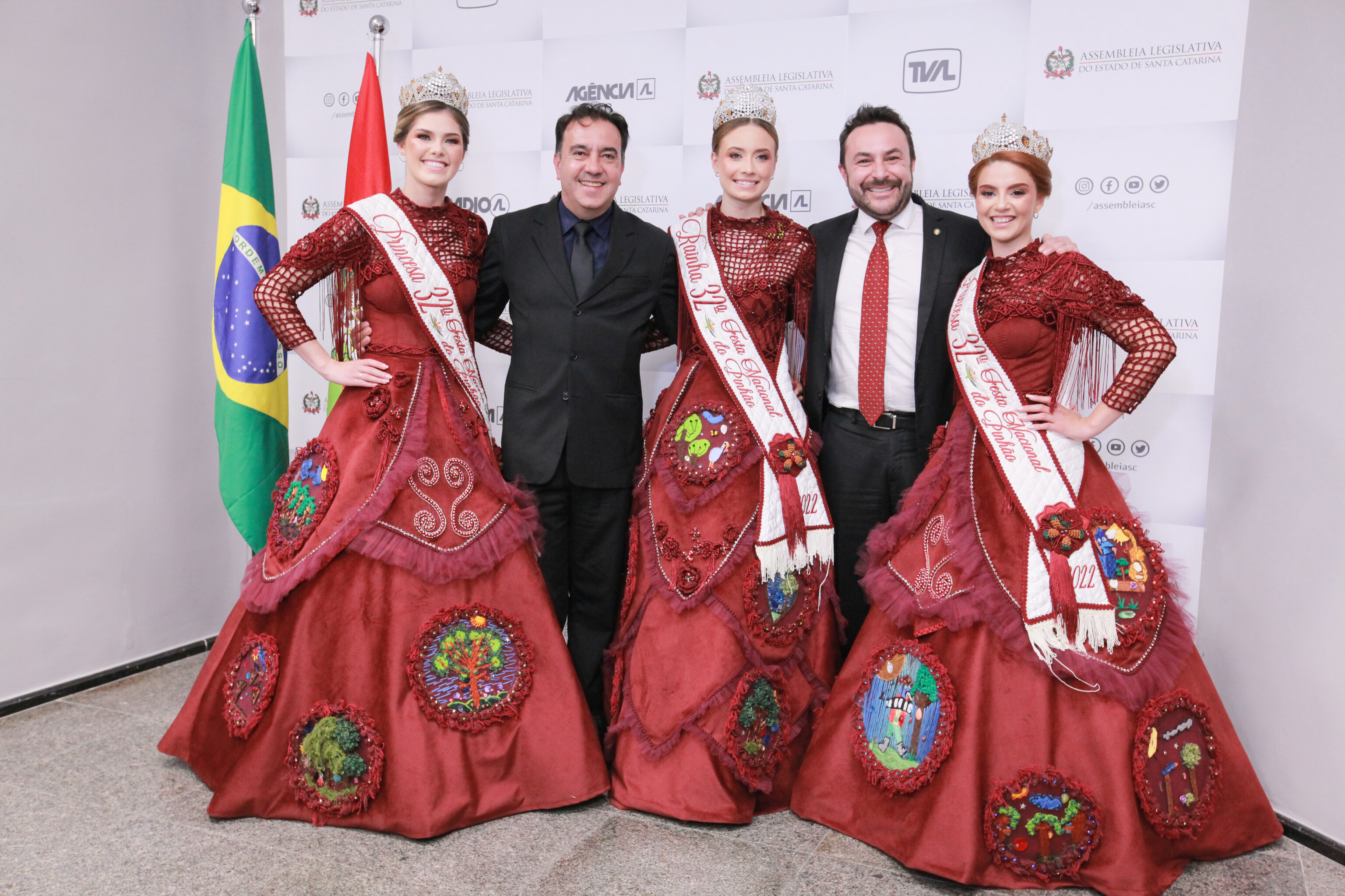 Gilberto Ronconi, deputado Marcius Machado e a realeza da festa