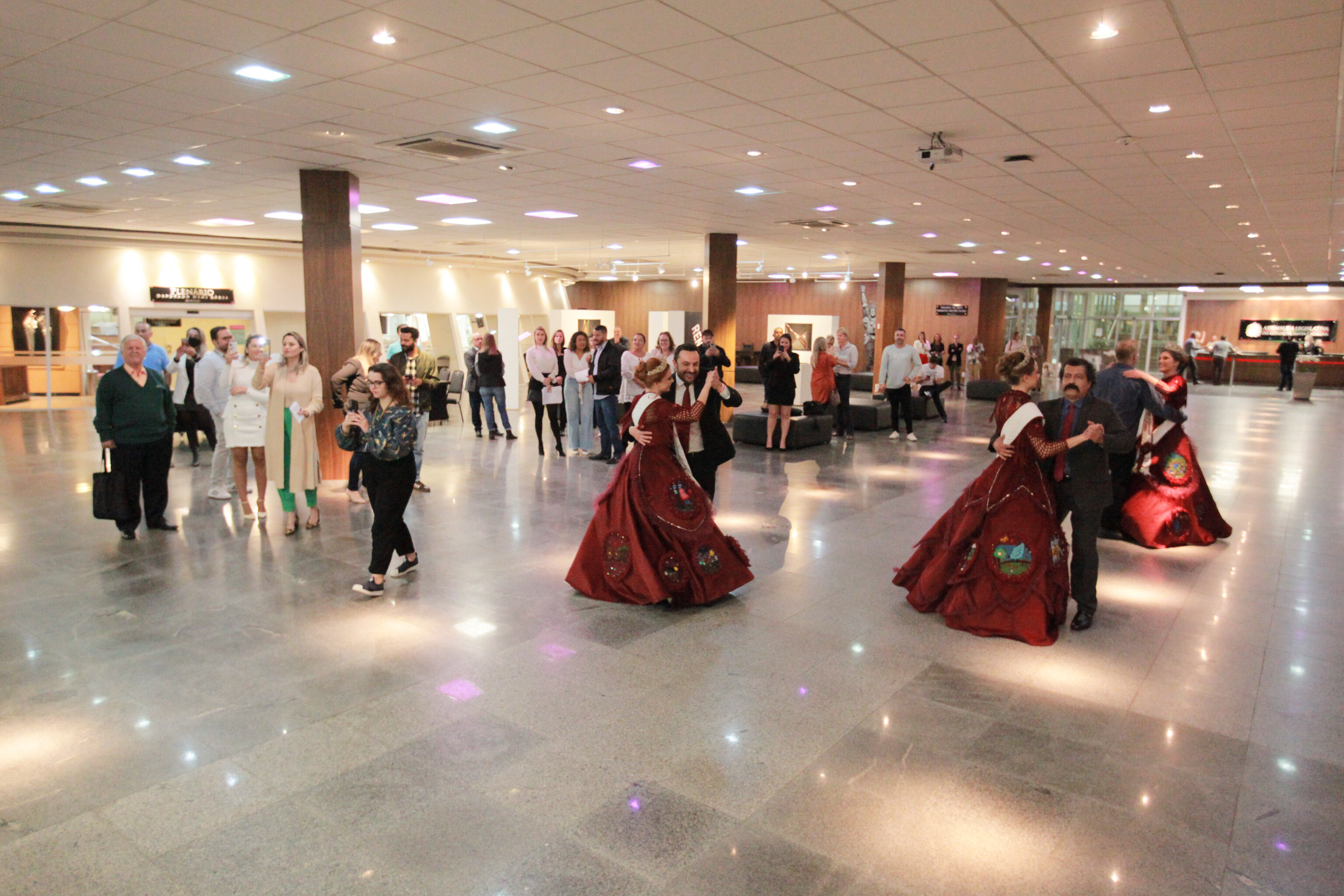 Apresentação cultural no hall da Casa