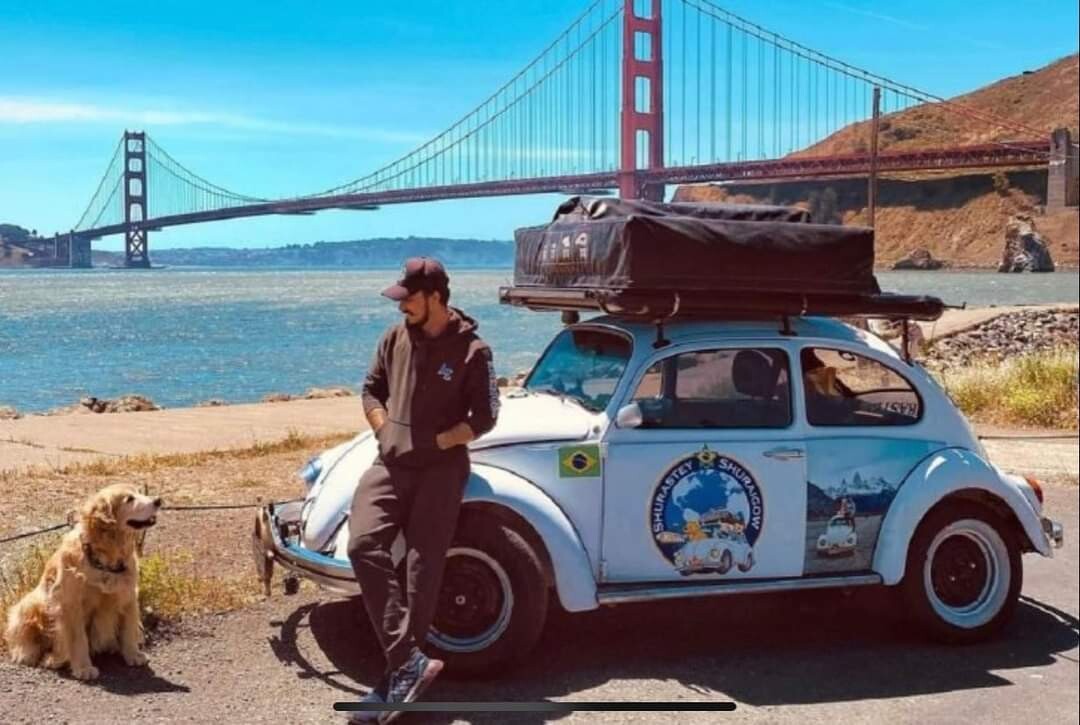 Jesse Koz e o cão Shurastey na cidade de San Francisco (EUA)