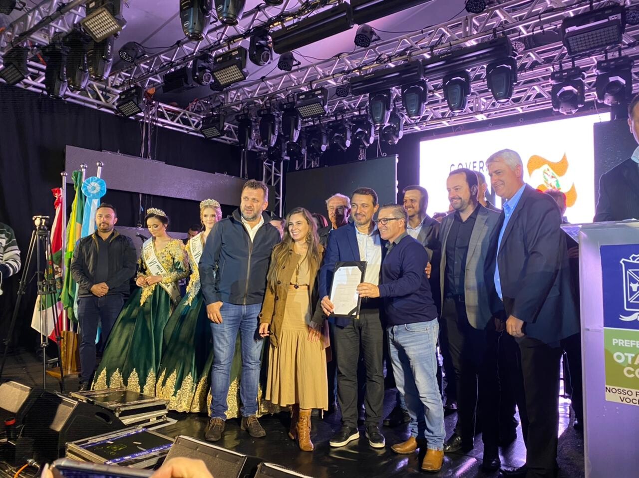 Paulinha participa da abertura da 6ª Festa Nacional da Madeira, em Otacílio Costa. FOTO: Divulgação