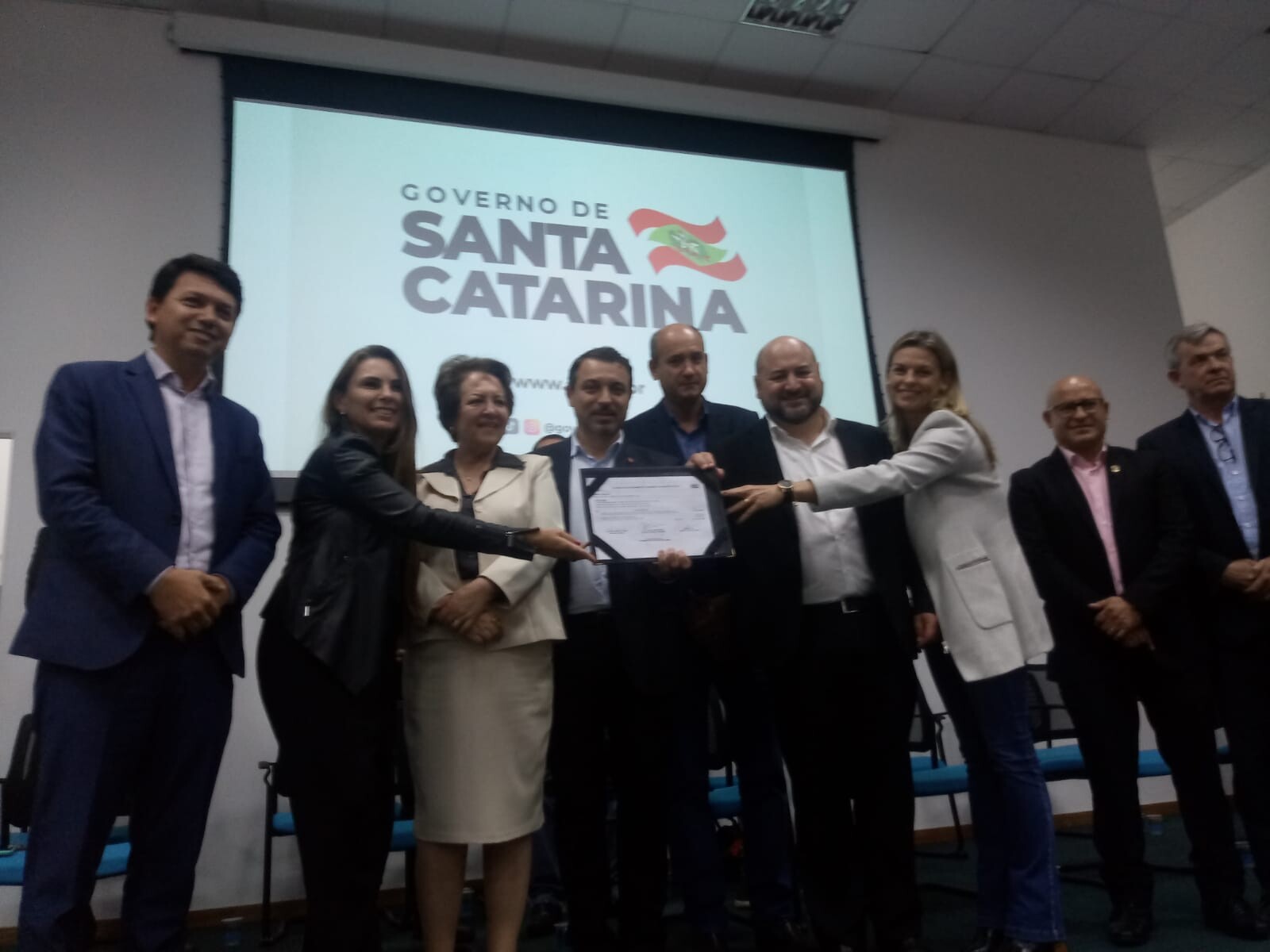 Deputada Paulinha, governador Carlos Moisés e lideranças de Mafra