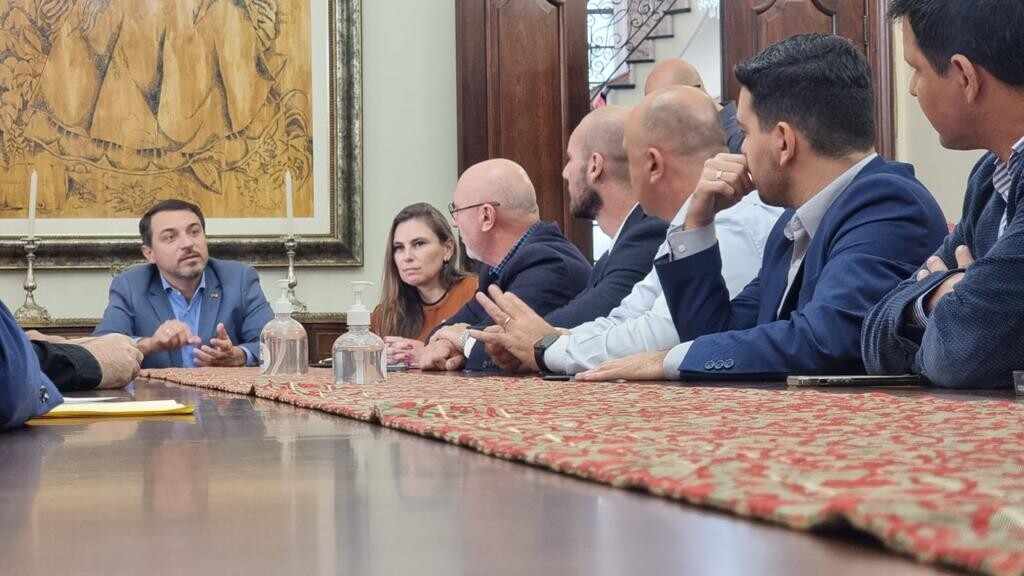 Deputada Paulinha e governador Carlos Moisés em reunião com lideranças de São João Batista