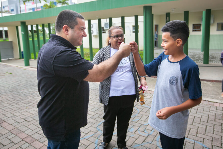 Deputado Ricardo Alba (União) em visita à EEB Pedro II, em Blumenau, onde estudou.