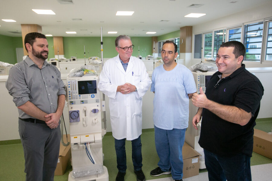 Diretor executivo da Associação Renal Vida, Tarcísio Steffens, presidente da Associação Renal Vida, Roberto Benvenutti, paciente Vilson Júnior e deputado Ricardo Alba (União)