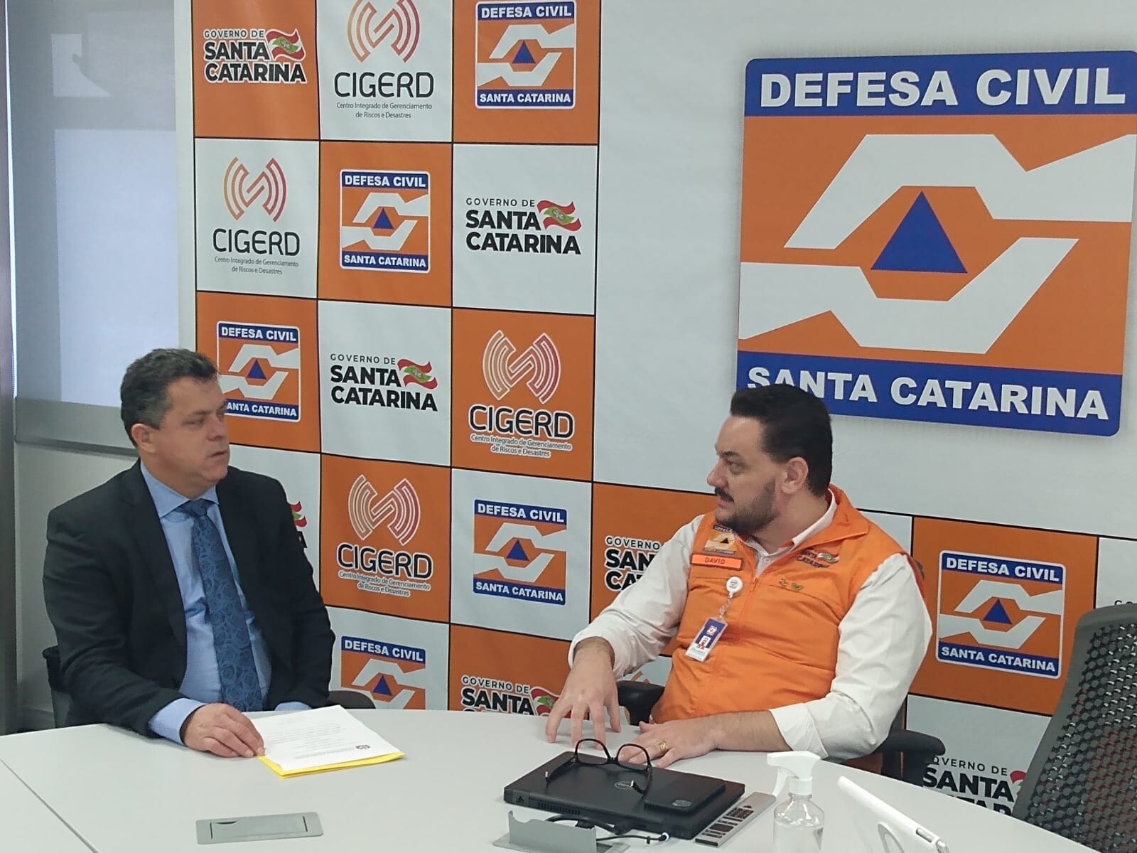 Deputado Ivan Naatz se reuniu com o chefe da Defesa Civil do Estado , David Busarello, para entrega de convite para audiência pública FOTO:Divulgação