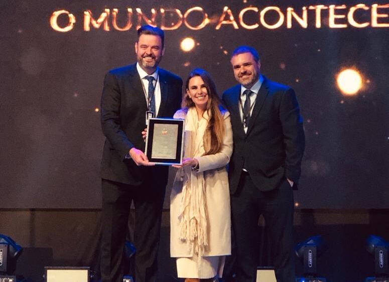 Deputada Paulinha (Podemos) entregou moção de aplauso aos diretores pela inauguração do Centro de Eventos. FOTO: Divulgação