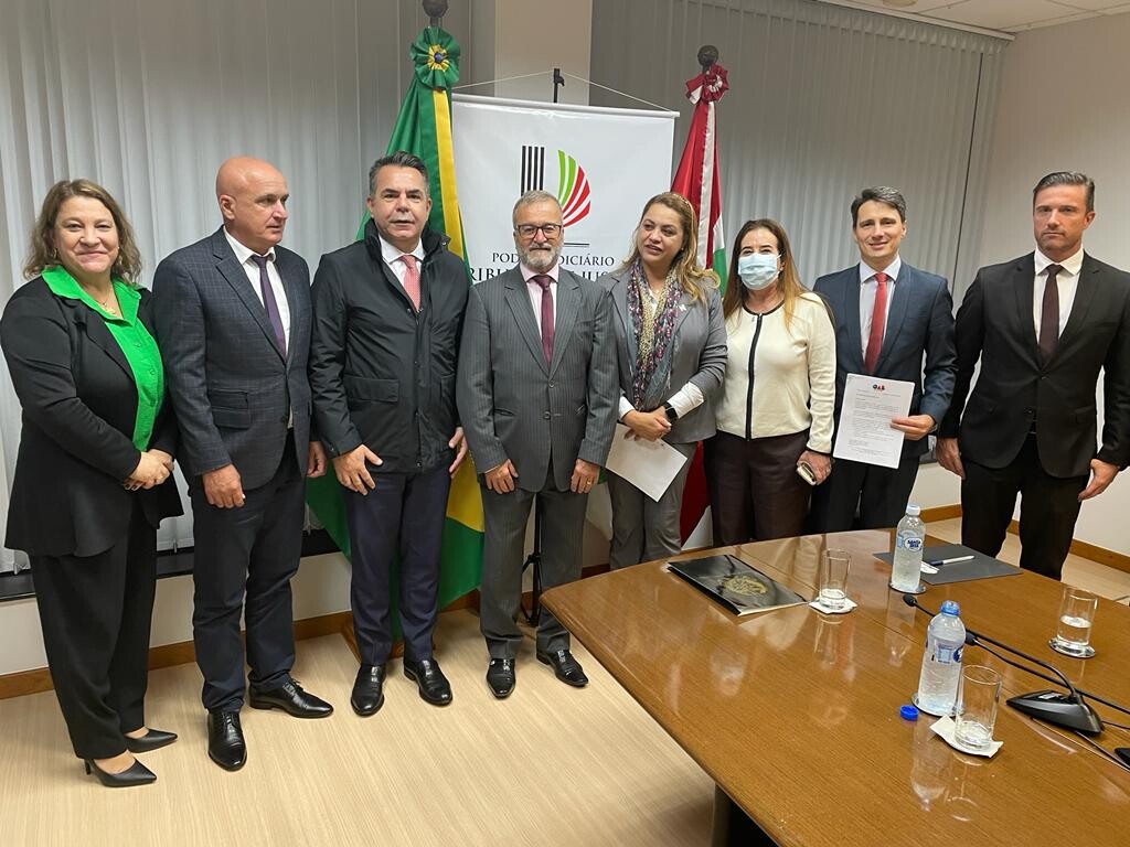 Deputado Luiz Fernando Vampiro e lideranças do Sul em reunião no TJSC