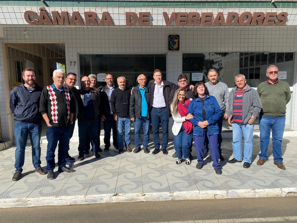 Deputado Volnei Weber e lideranças de Macarajá FOTO: Assessoria Volnei Weber