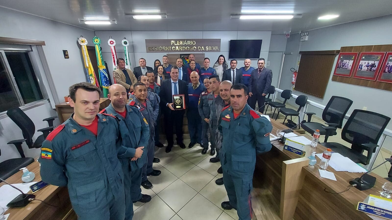 Deputado Rodrigo Minotto e bombeiros de Bom Jardim da Serra