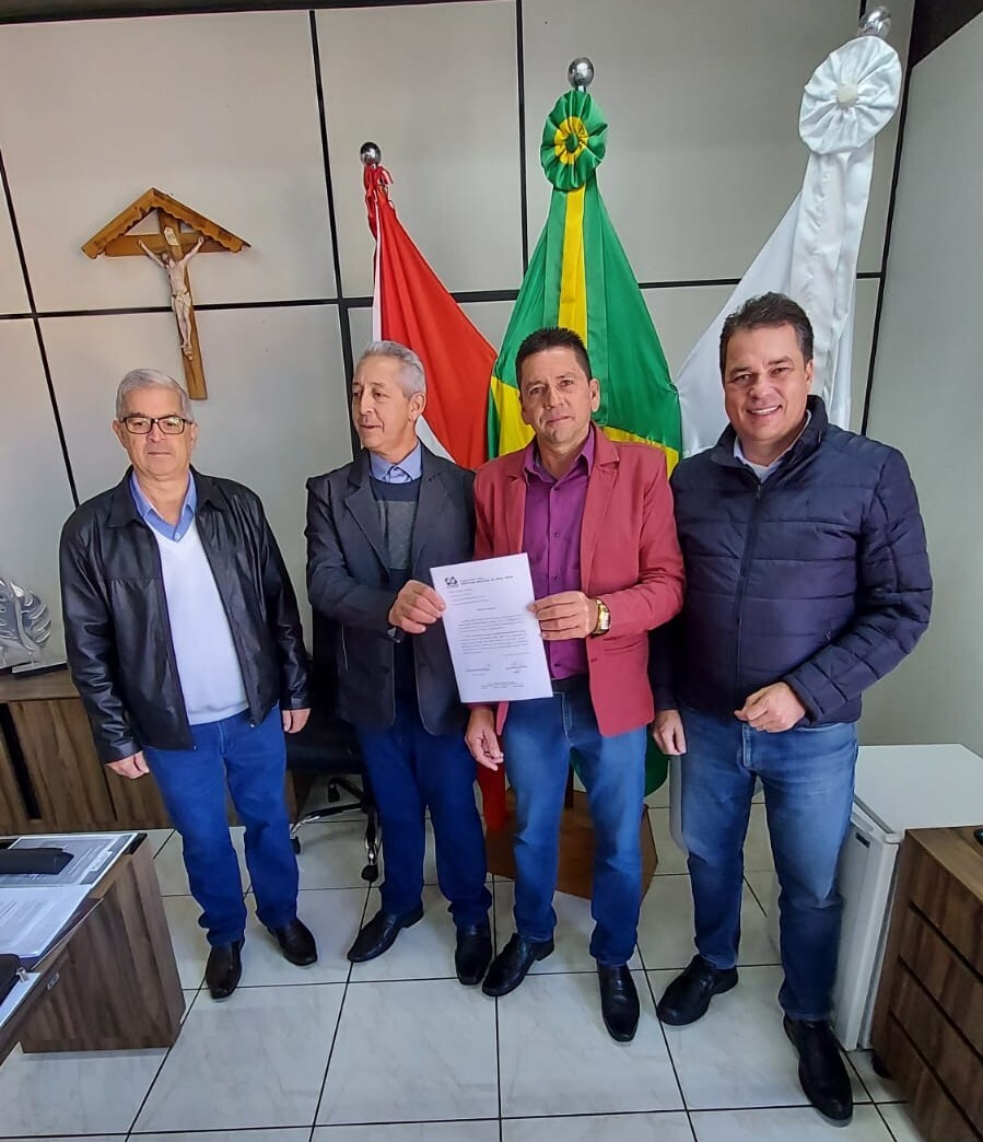 Deputado Rodrigo Minotto e lideranças de Erval Velho