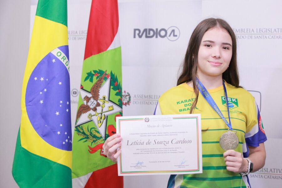 HOMENAGEM: Deputado Jesse Lopes entrega Moção de Aplauso à Karateca Letícia Cardoso