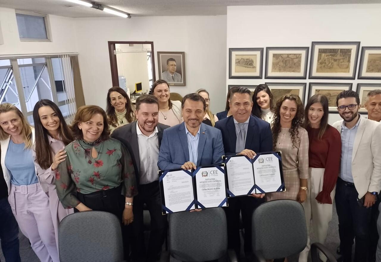 Deputado Luiz Fernando Vampiro e governador Carlos Moisés com o Diploma de Mérito Educacional