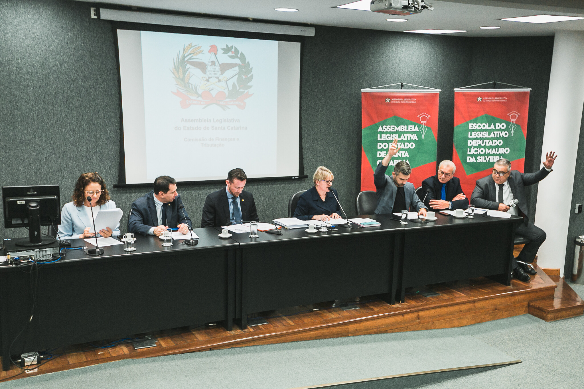 Finanças aprova criação de 25 cargos de defensor público