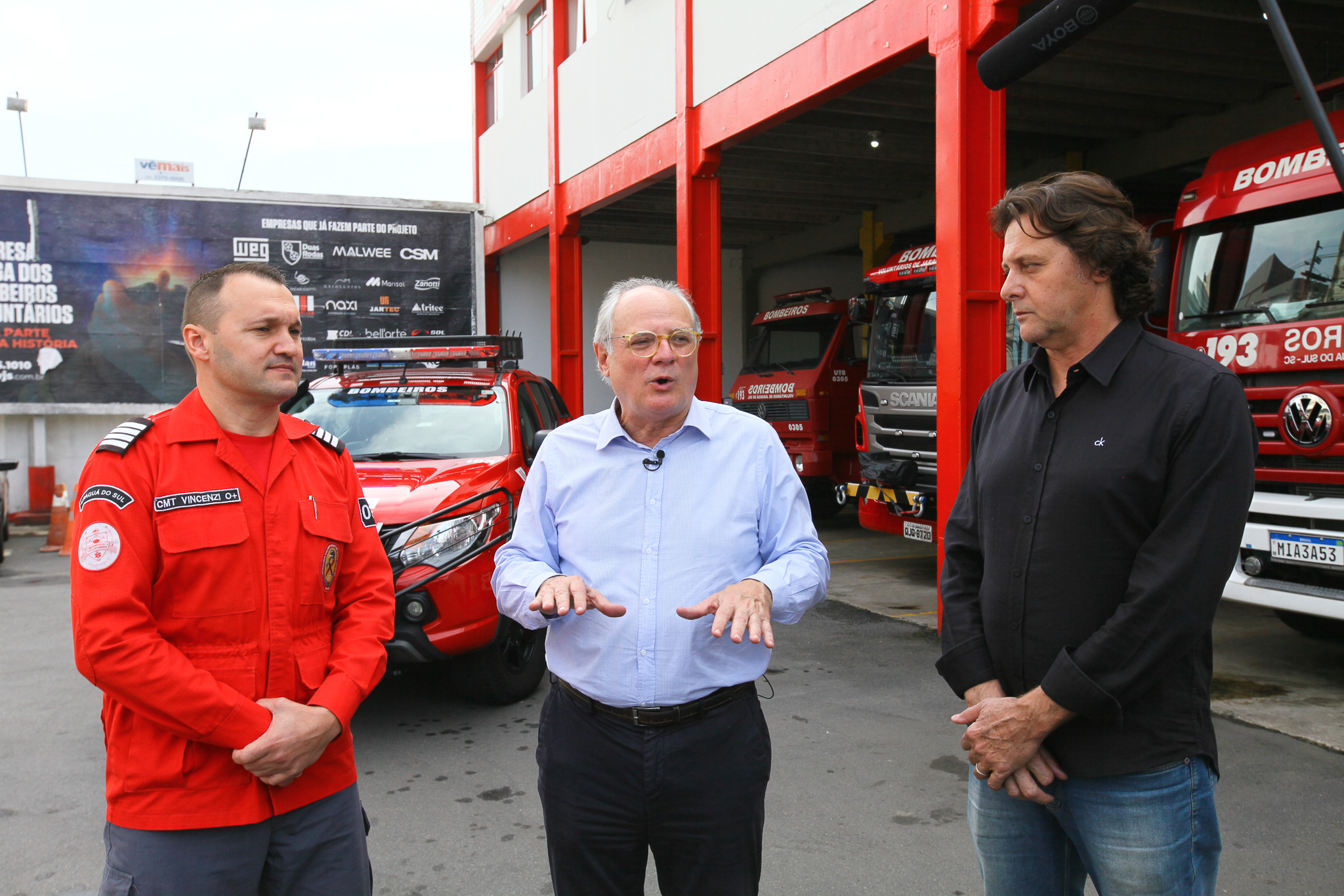 Na Estrada com Deputado Vicente Caropreso - Bombeiros voluntários comandante Neilor Vicenzi, e o vice-presidente para área de segurança da Associação Comercial e Industrial de Jaraguá do Sul (Acijs), Luiz Carlos Buzzarello,