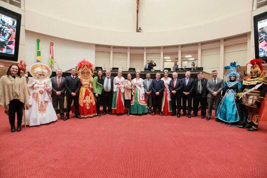 Parlamentares com a comitiva da festa de Nova Veneza