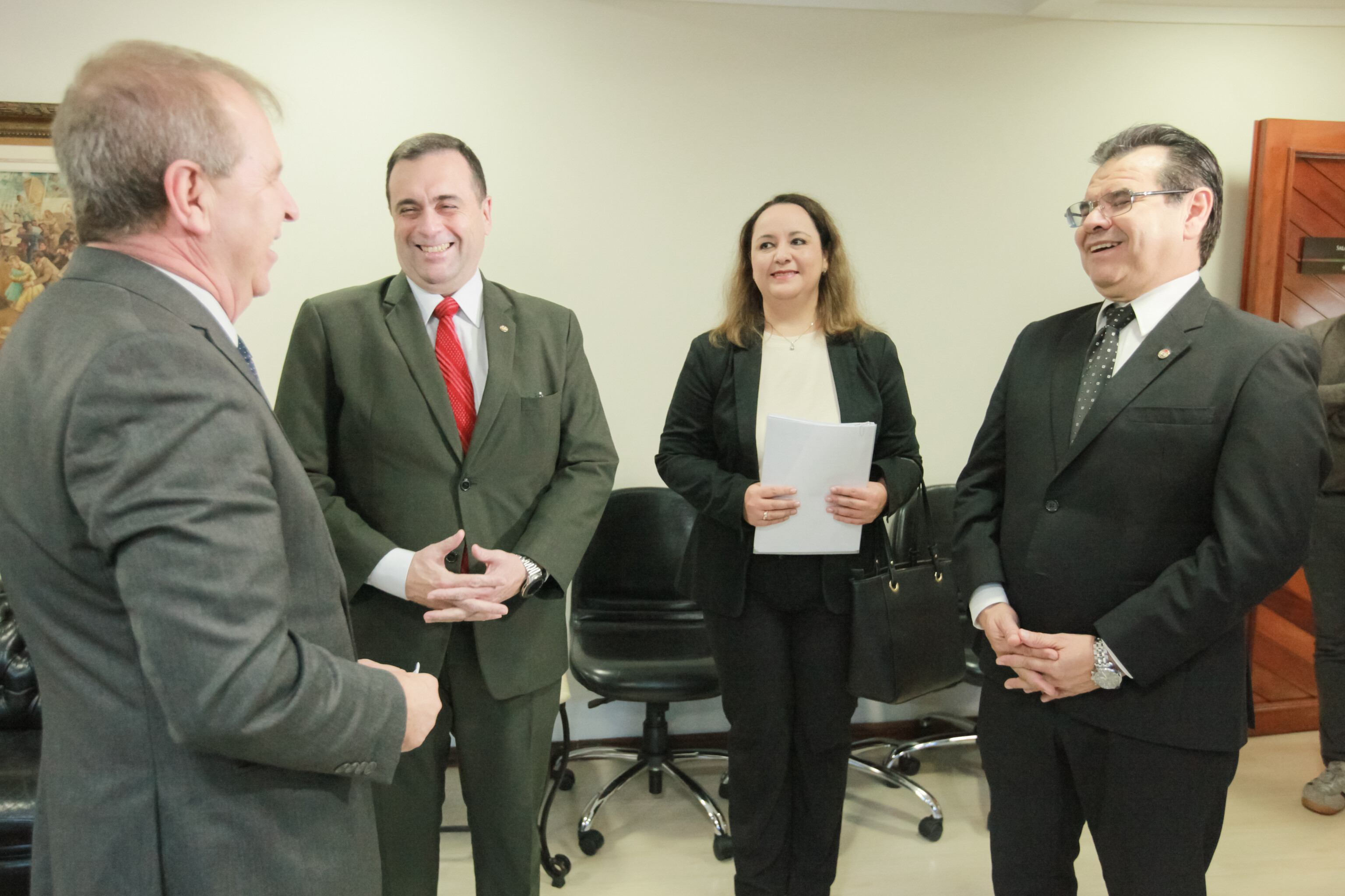Embaixador do Paraguai busca apoio para ampliar jurisdição de consulado