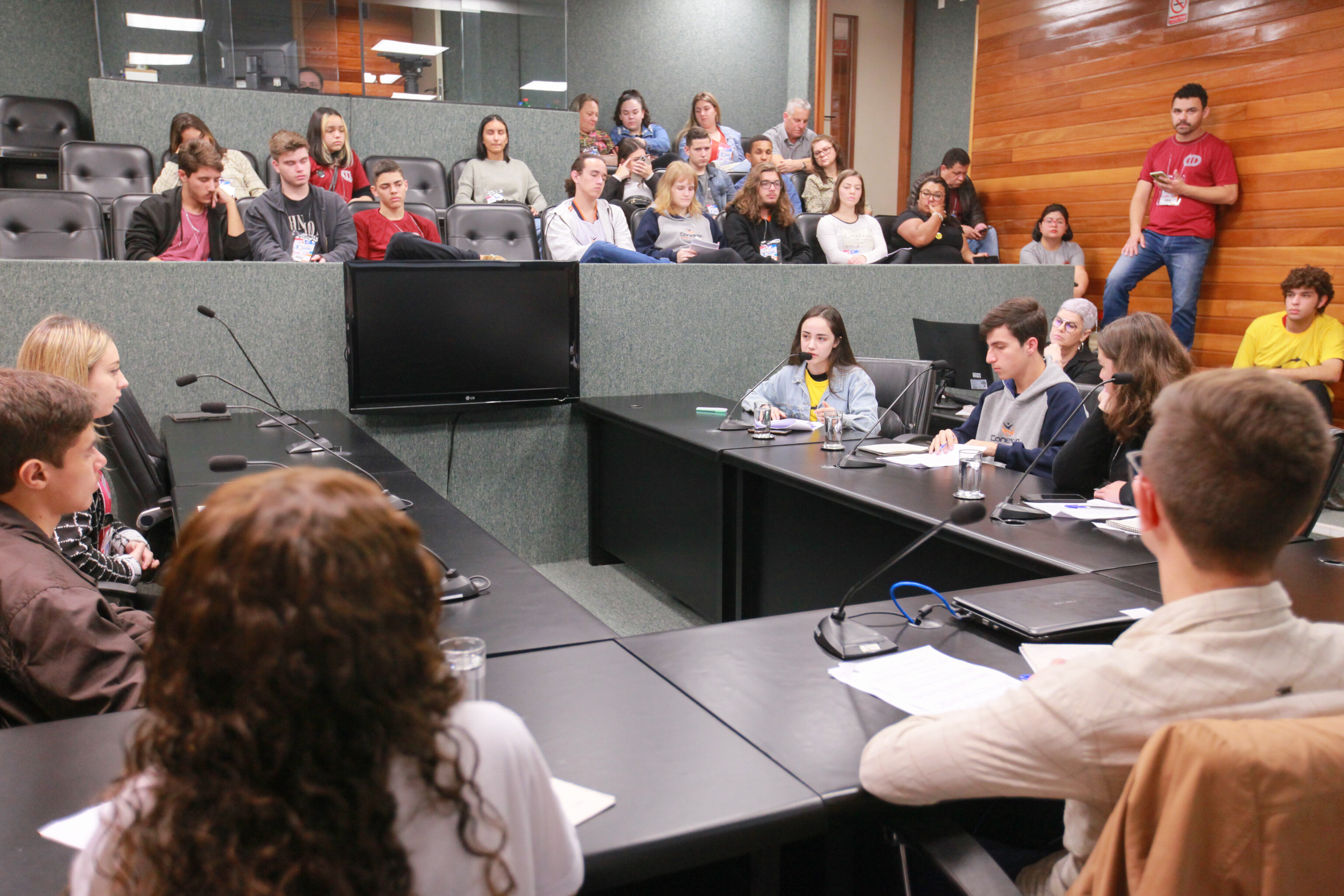 Integrantes do Parlamento Jovem instalam comissão e apresentam projetos
