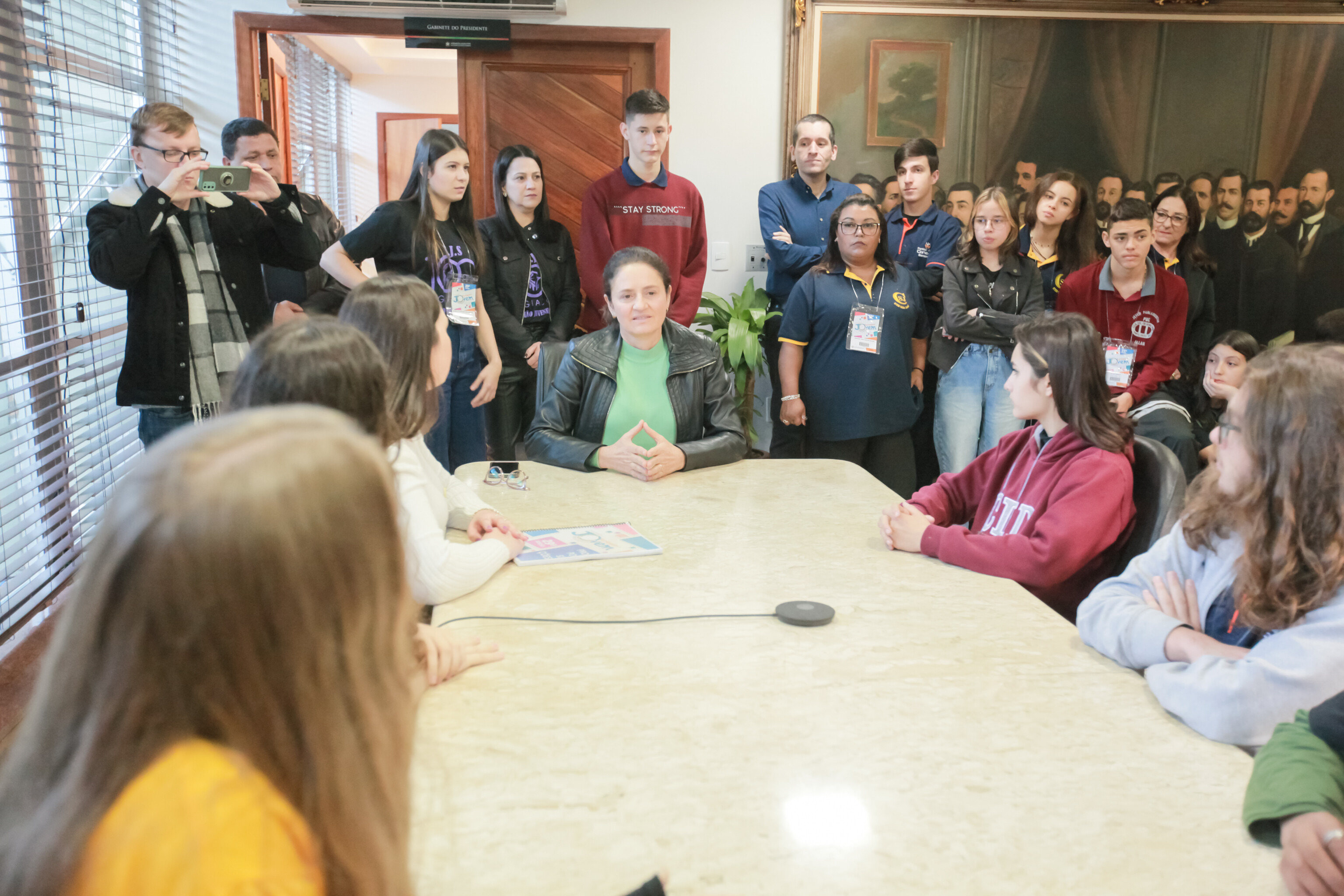 Participantes do Parlamento Jovem são recepcionados na presidência da Alesc