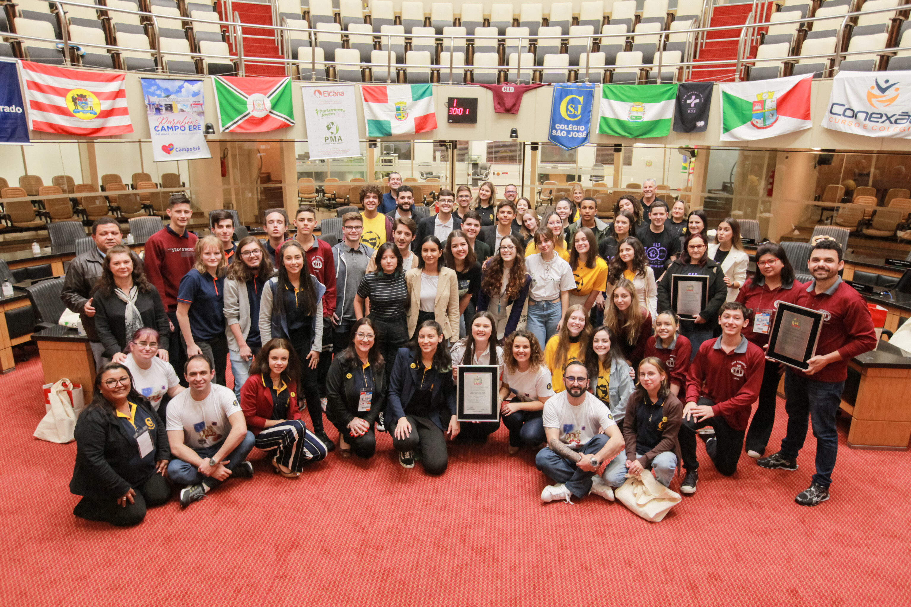 Confraternização entre os deputados jovens de oito escolas de diferentes regiões de SC